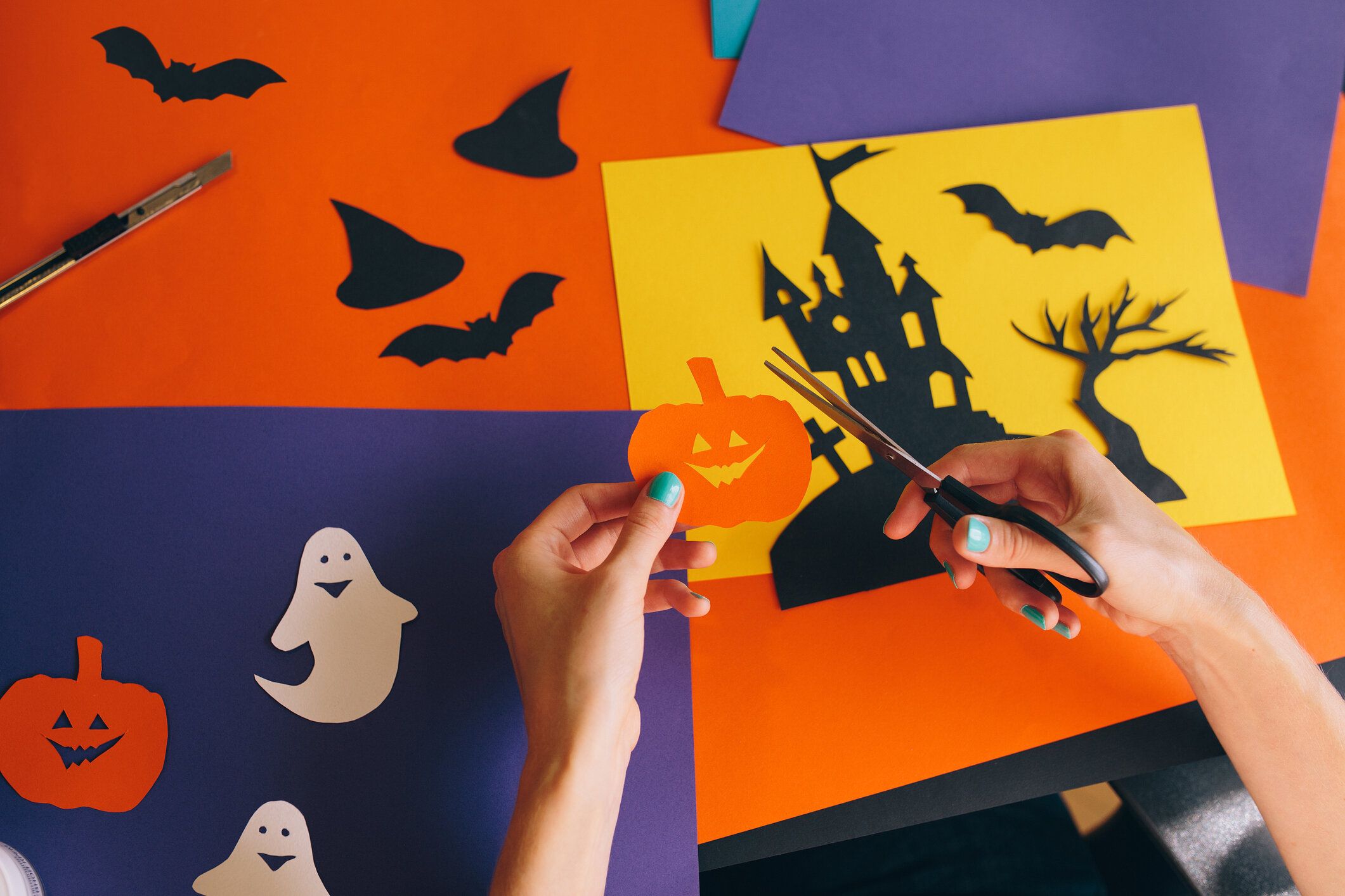 背景ハロウィーンの構成に紙オレンジカボチャ