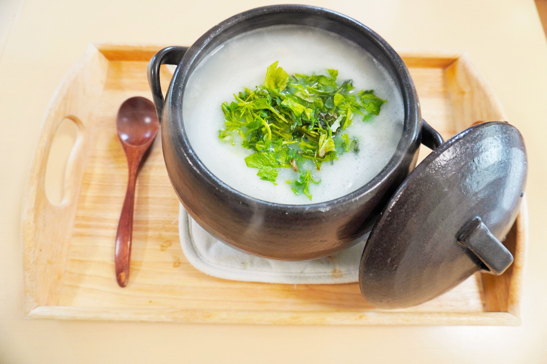 小さな粘土鍋で作られた7つのハーブを持つおかゆ