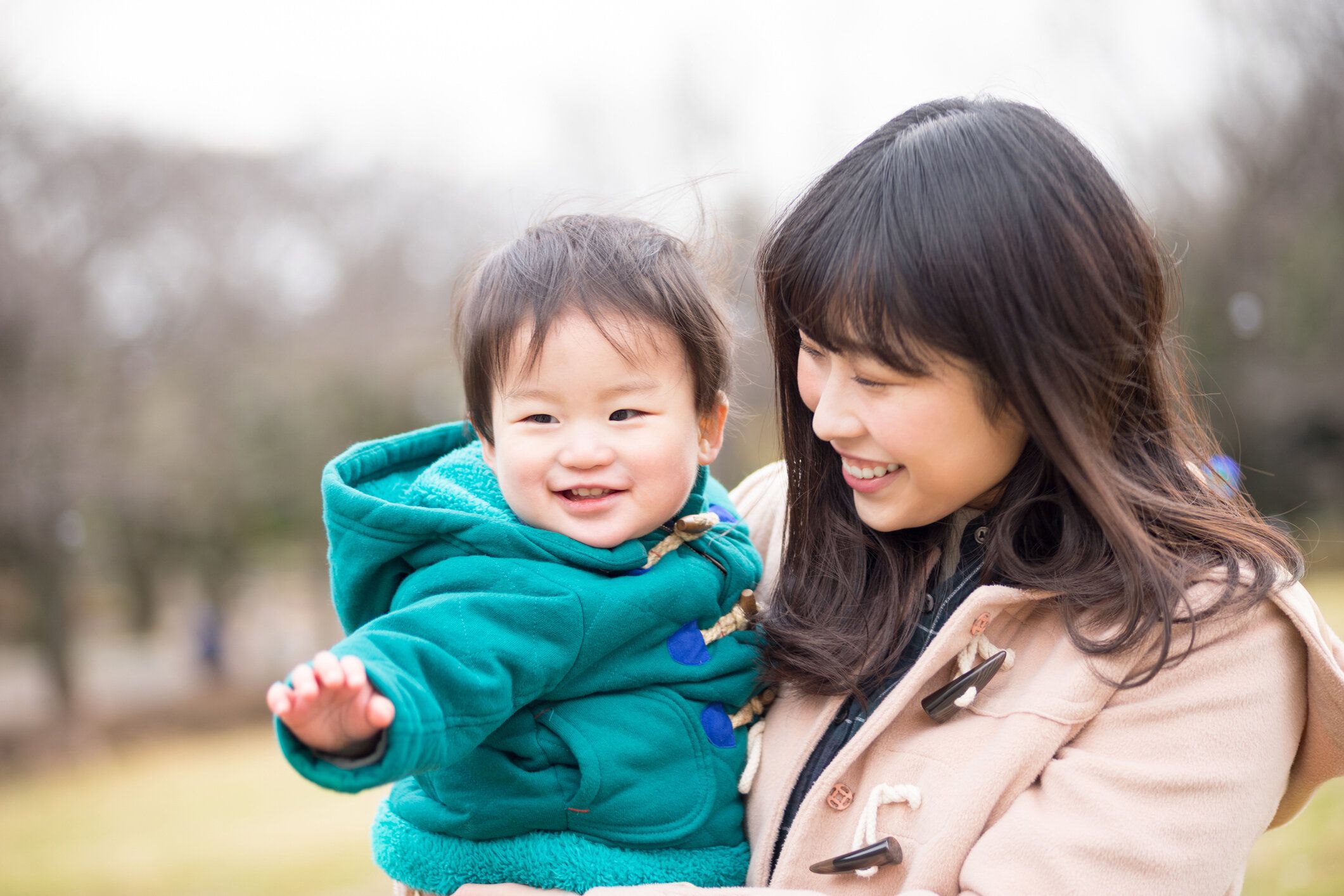 親と男の子(屋外/公園)