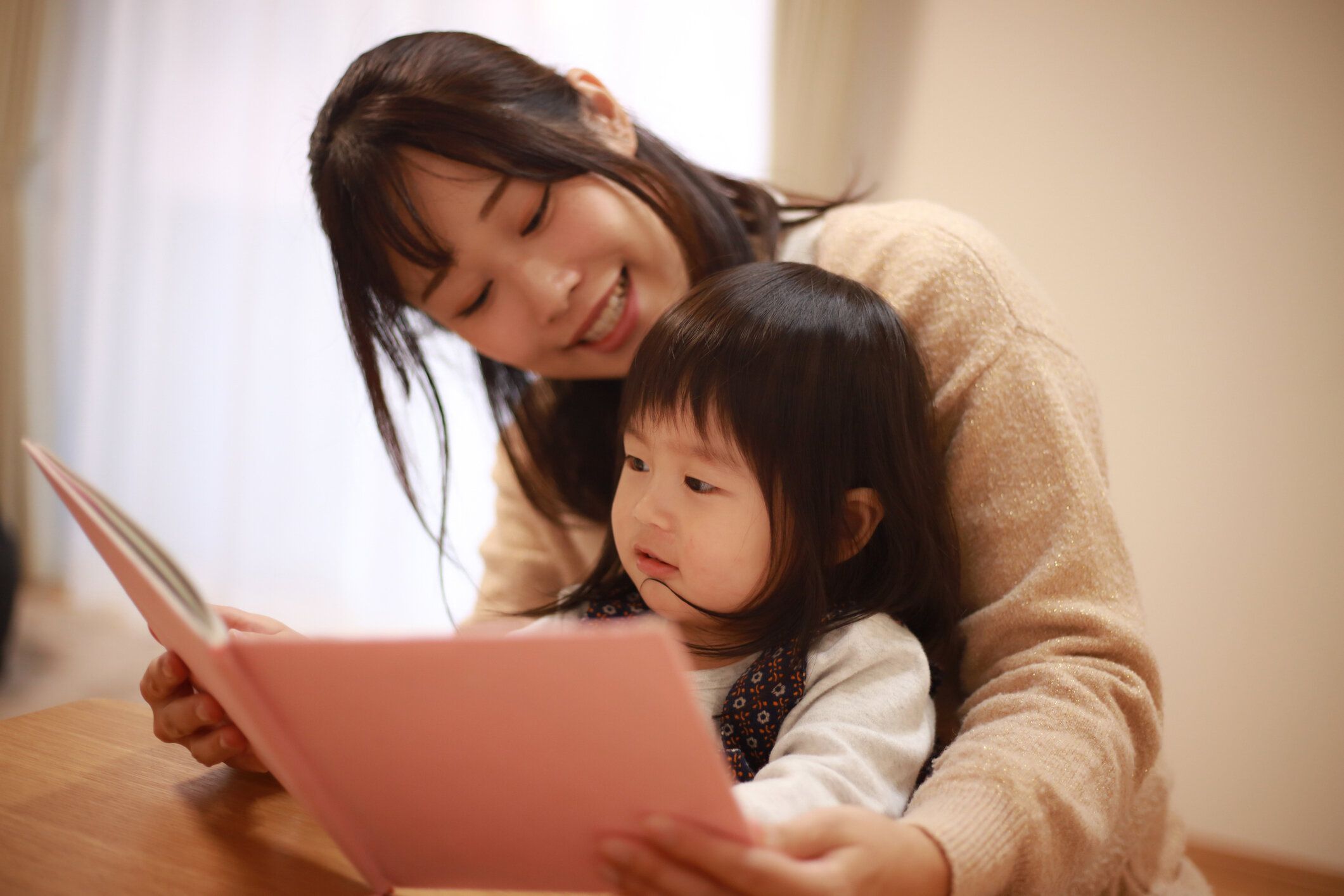 絵本を読む親子