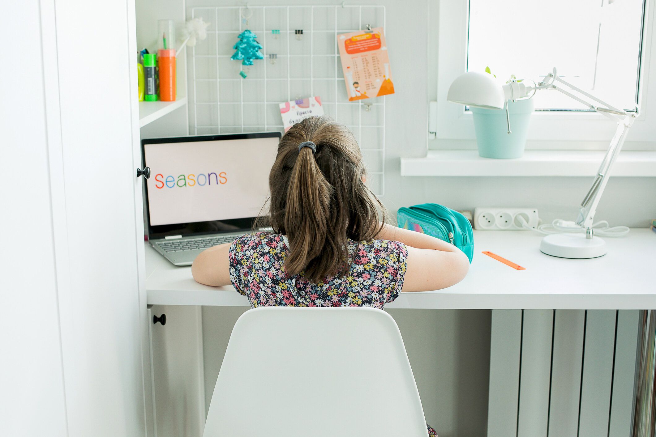 女子高生 7-8 歳 で勉強, ラップトムを使用して.ホームスクール、オンライン教育、家庭教育、検疫、コロナウイルスの概念。ライフスタイル、ホームインテリアコンセプト。