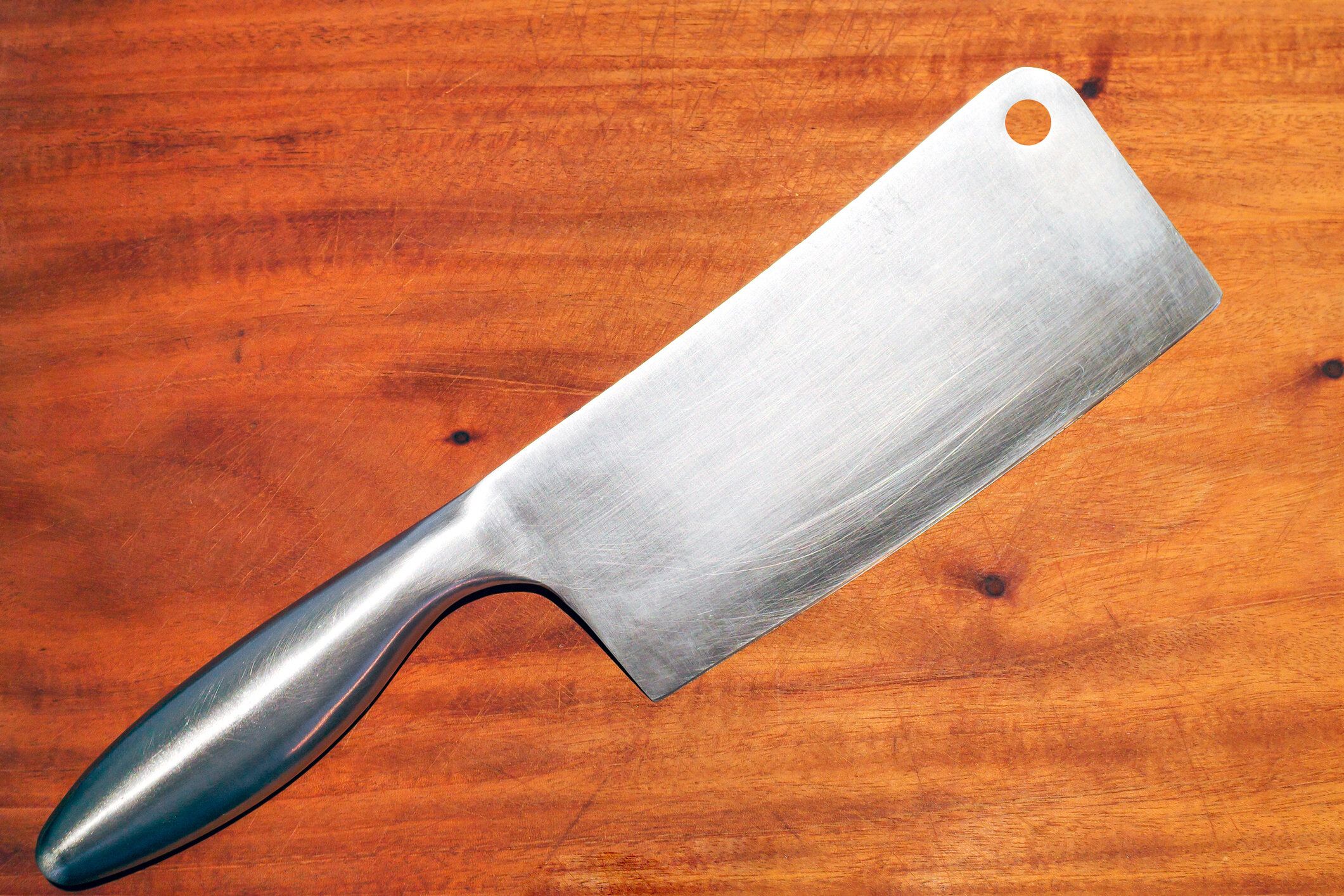 木製のまな板に包丁や肉の包丁。