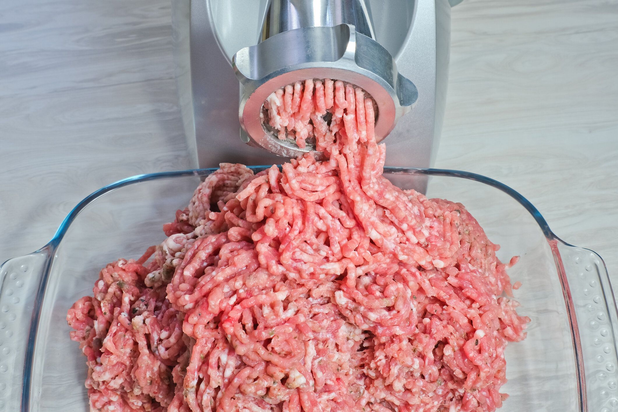 電動肉粉砕機で挽きたての豚のトップビュー
