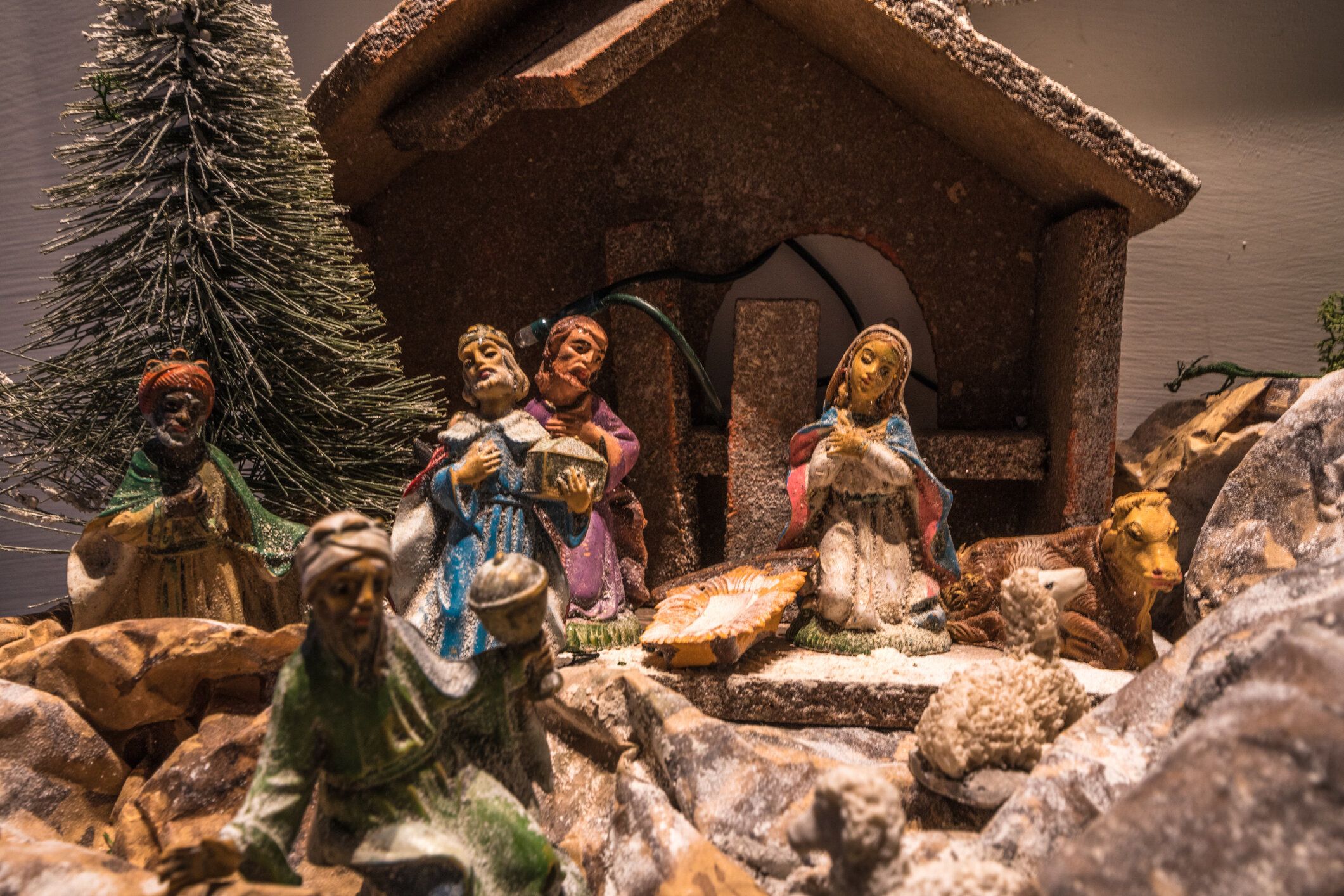 イタリアの伝統的な張りキリスト降誕シーン クリスマスの休日の装飾