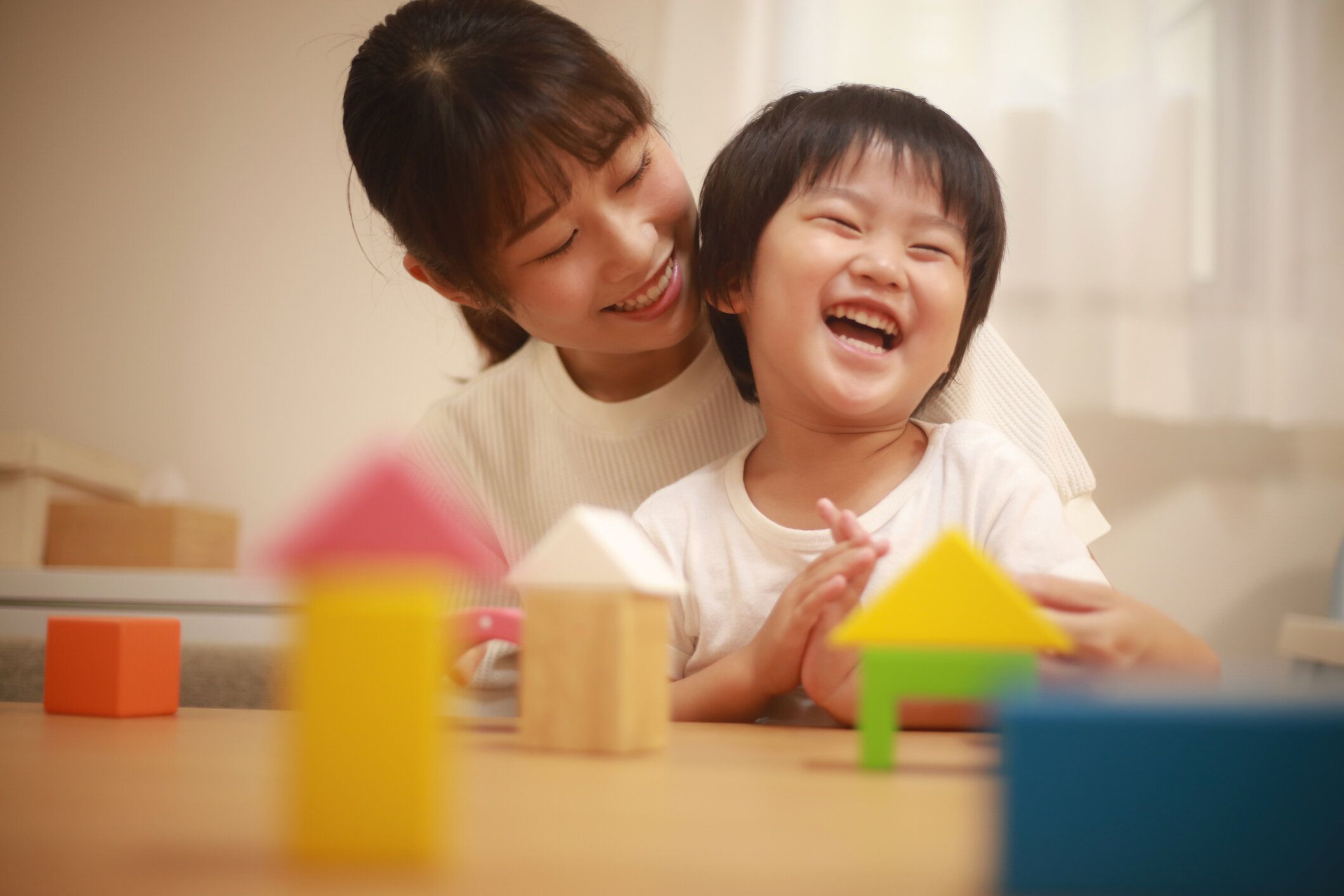 ブロックで遊ぶ親子