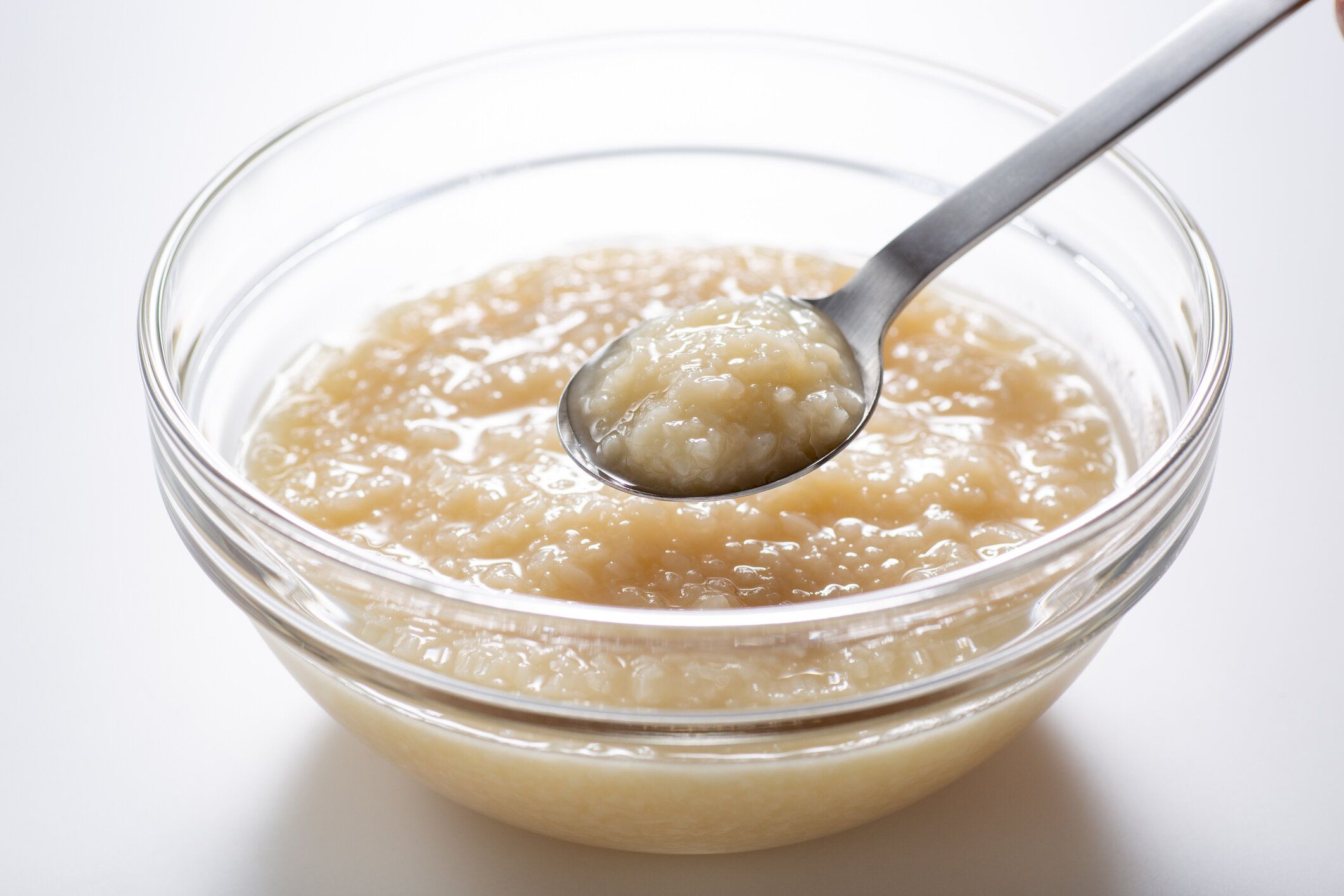 塩漬け米麦芽をスプーンですくう