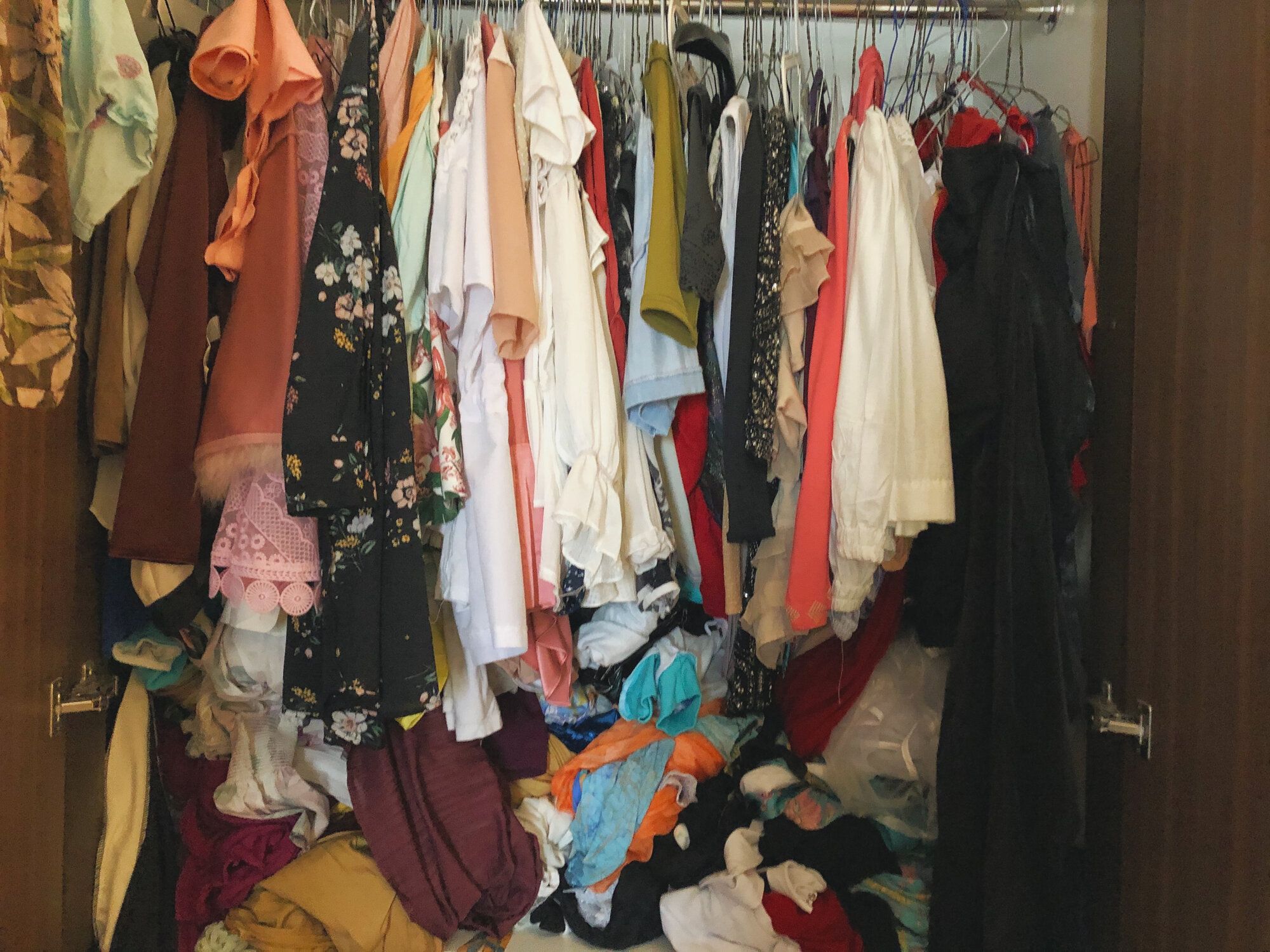 衣類でいっぱいの乱雑なワードローブ