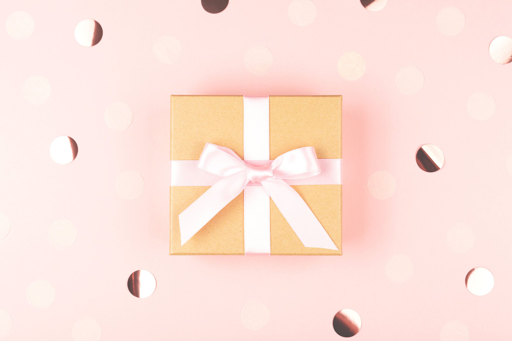 ギフト ボックスと紙吹雪