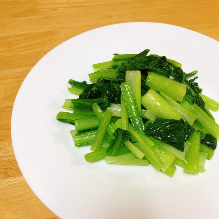 【あと1品を簡単に】切って炒めるだけでできる！小松菜塩バター炒め