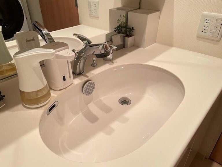 【ダイソー】洗面所にさりげなくくっつけておけるオシャレな洗面台洗いスポンジ