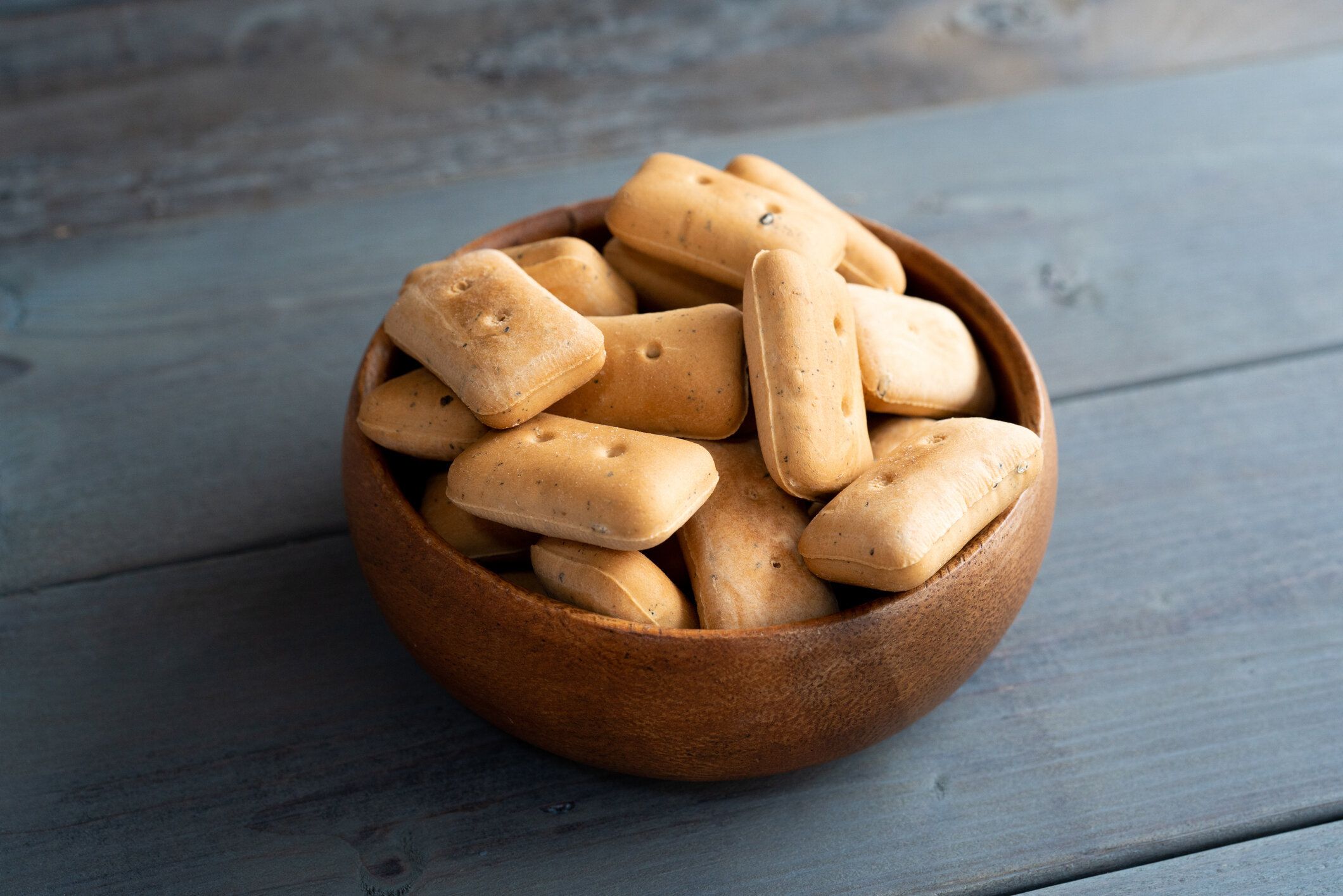 木製のテーブルに硬いタック