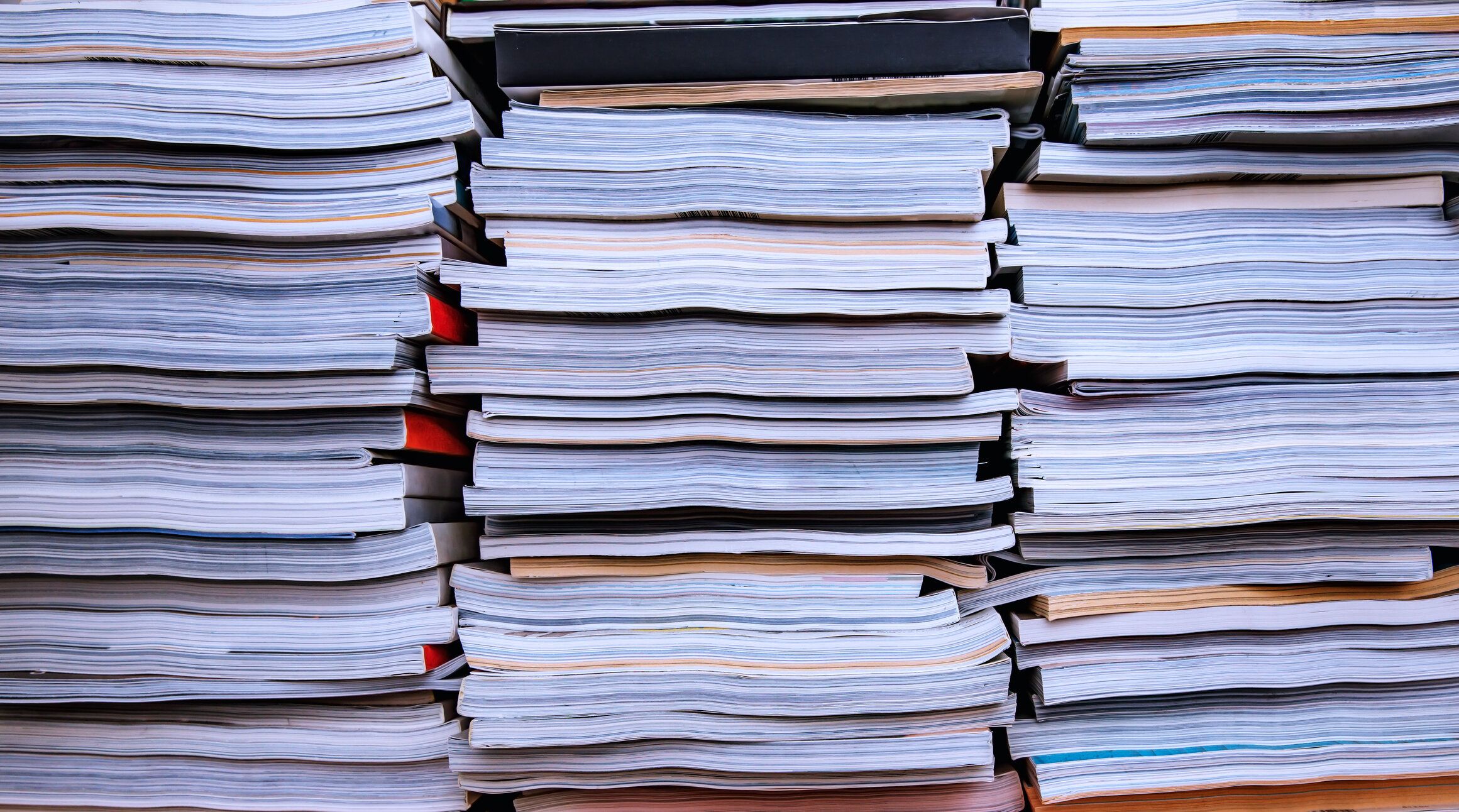 たくさんの古い本が積み重なった