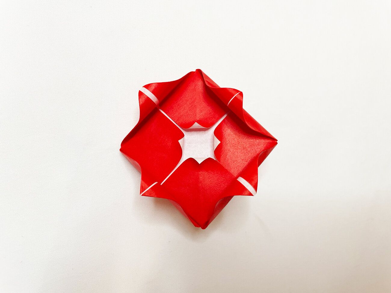 簡単に折れるかわいいバラの花の折り紙