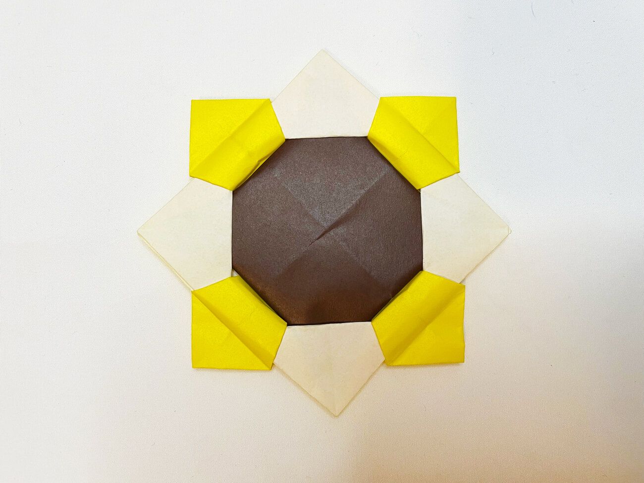 2枚の折り紙を組み合わせたメダルの折り紙