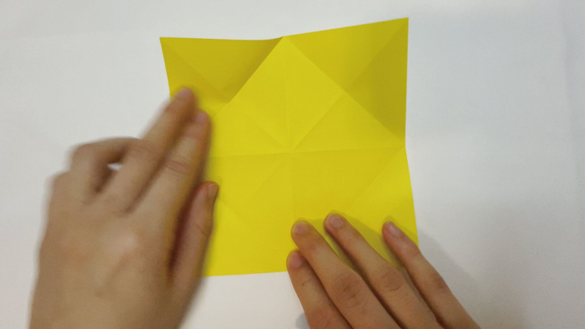 2枚の折り紙を組み合わせたメダルの折り紙５と６−３