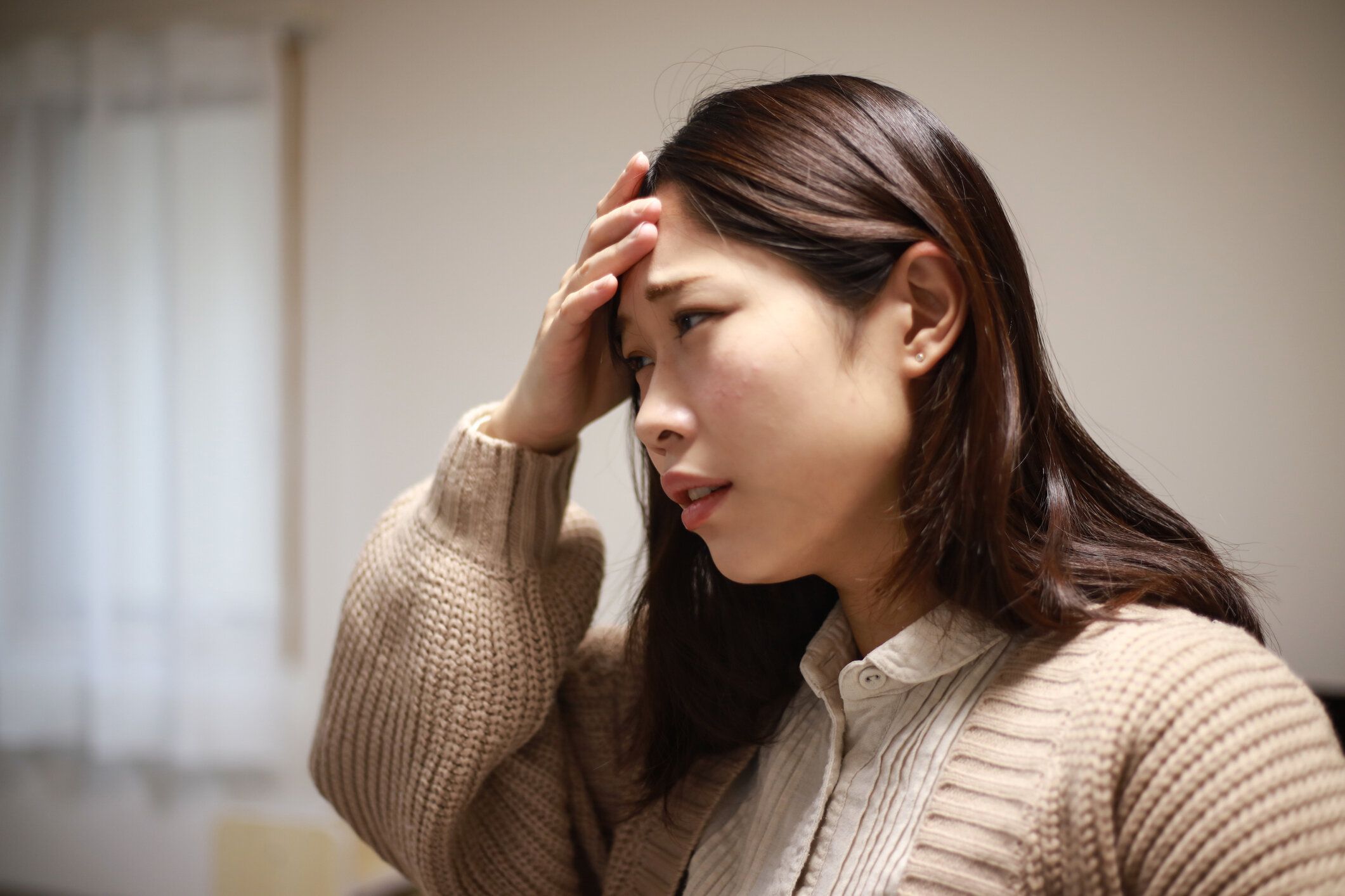 頭痛を感じる女性