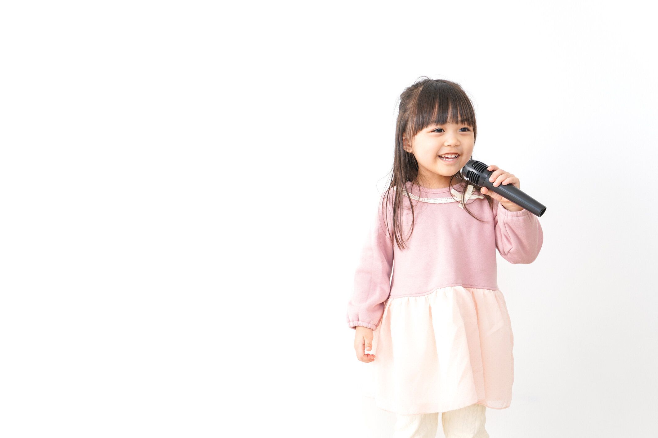 マイクを使用して女の子