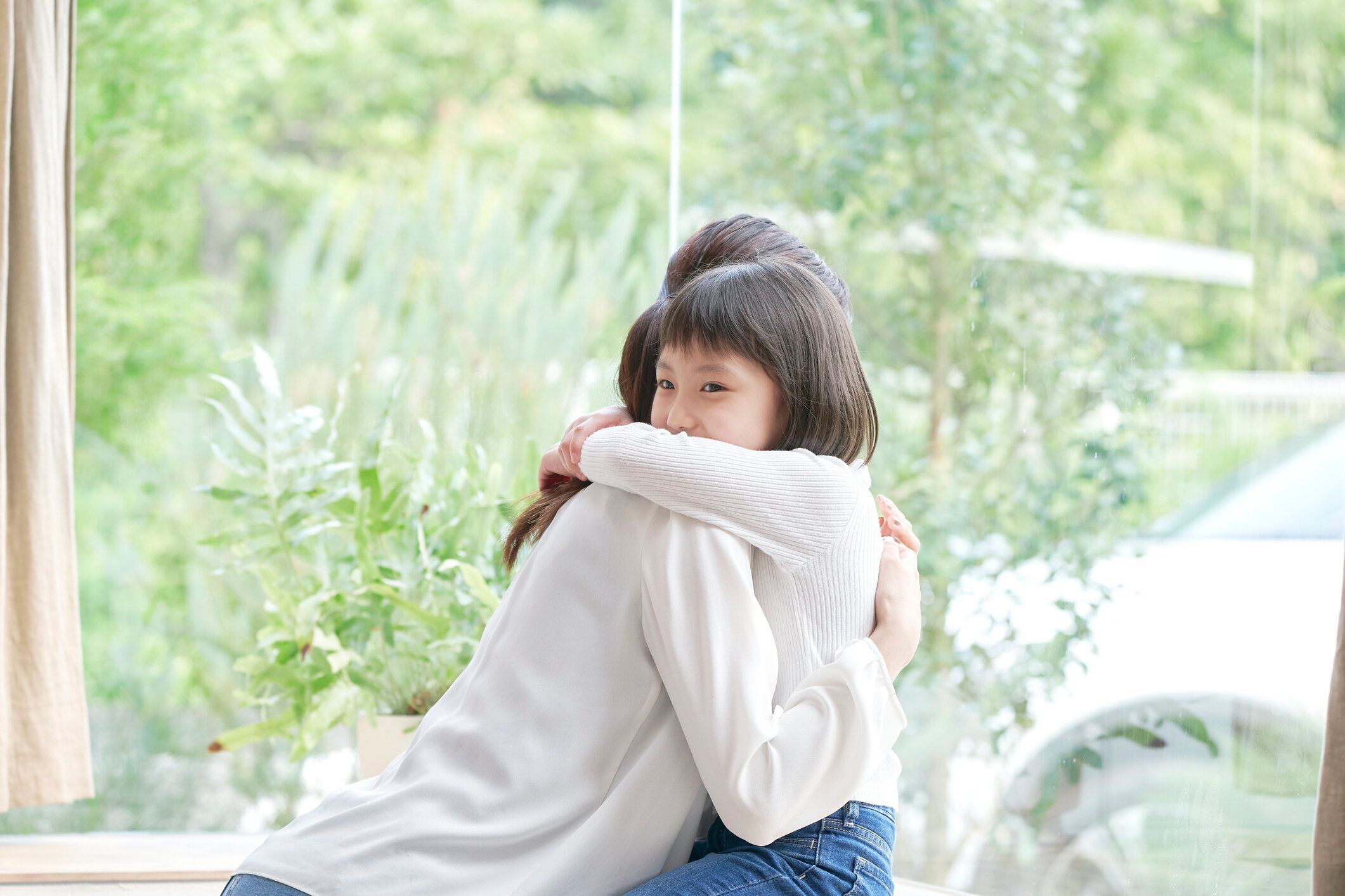 彼女の娘を抱きしめるアジアの母親