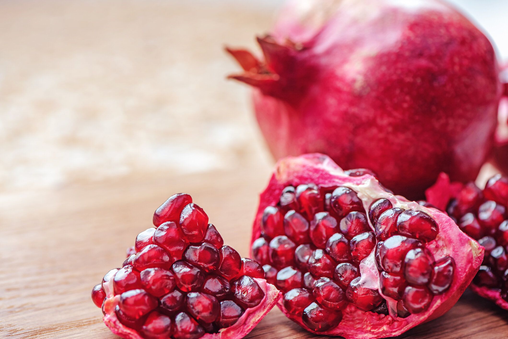 木製の背景に熟したザクロの果実