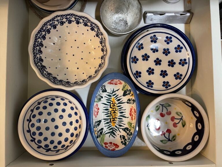 【狭いキッチン】食器棚のない食器好きのキッチン収納ってどうしてるの？