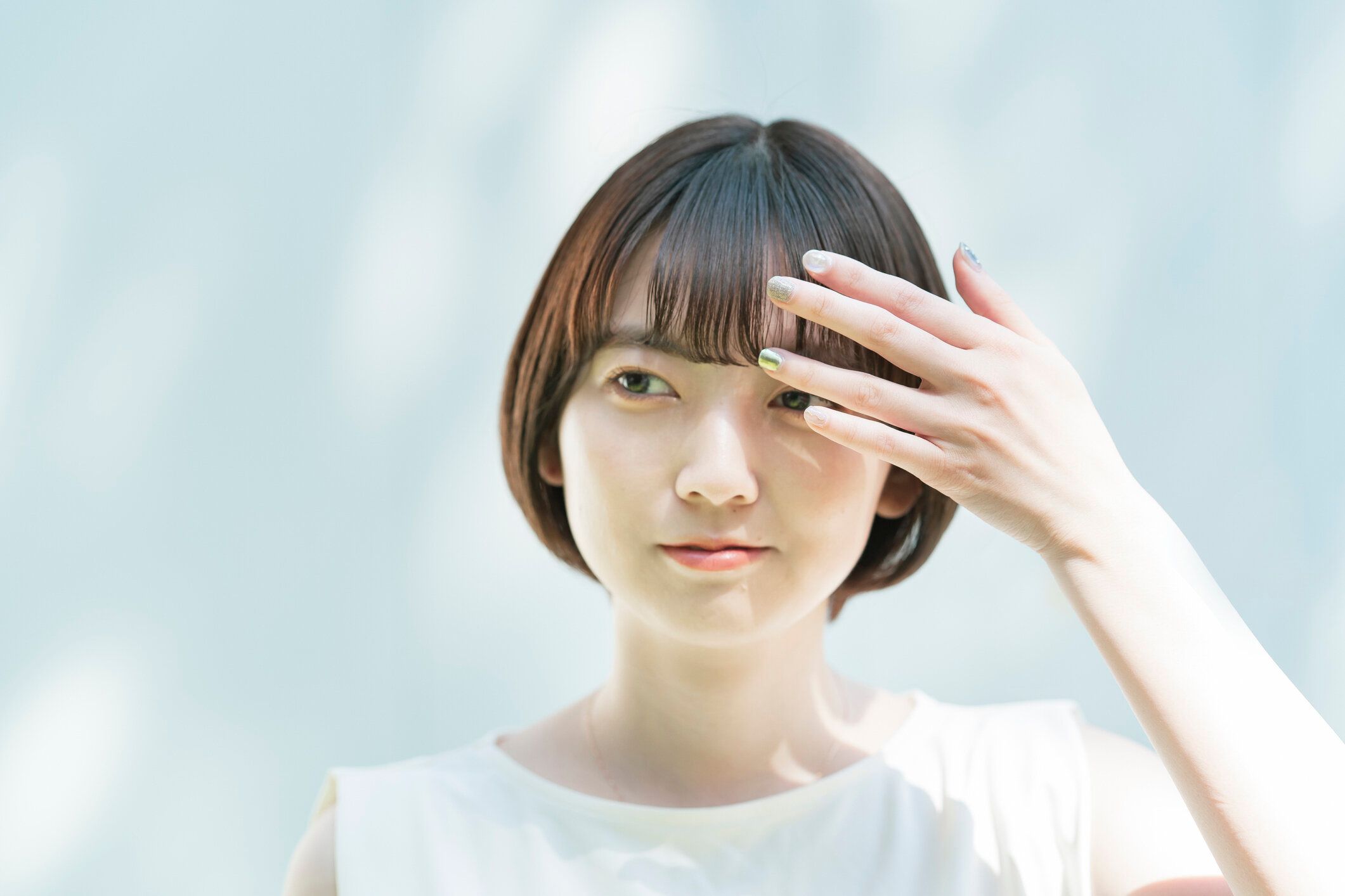 彼女の髪をトリミング若い女性