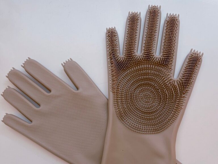 リニューアルした3COINS人気の「シリコンブラシ手袋」がすごい！