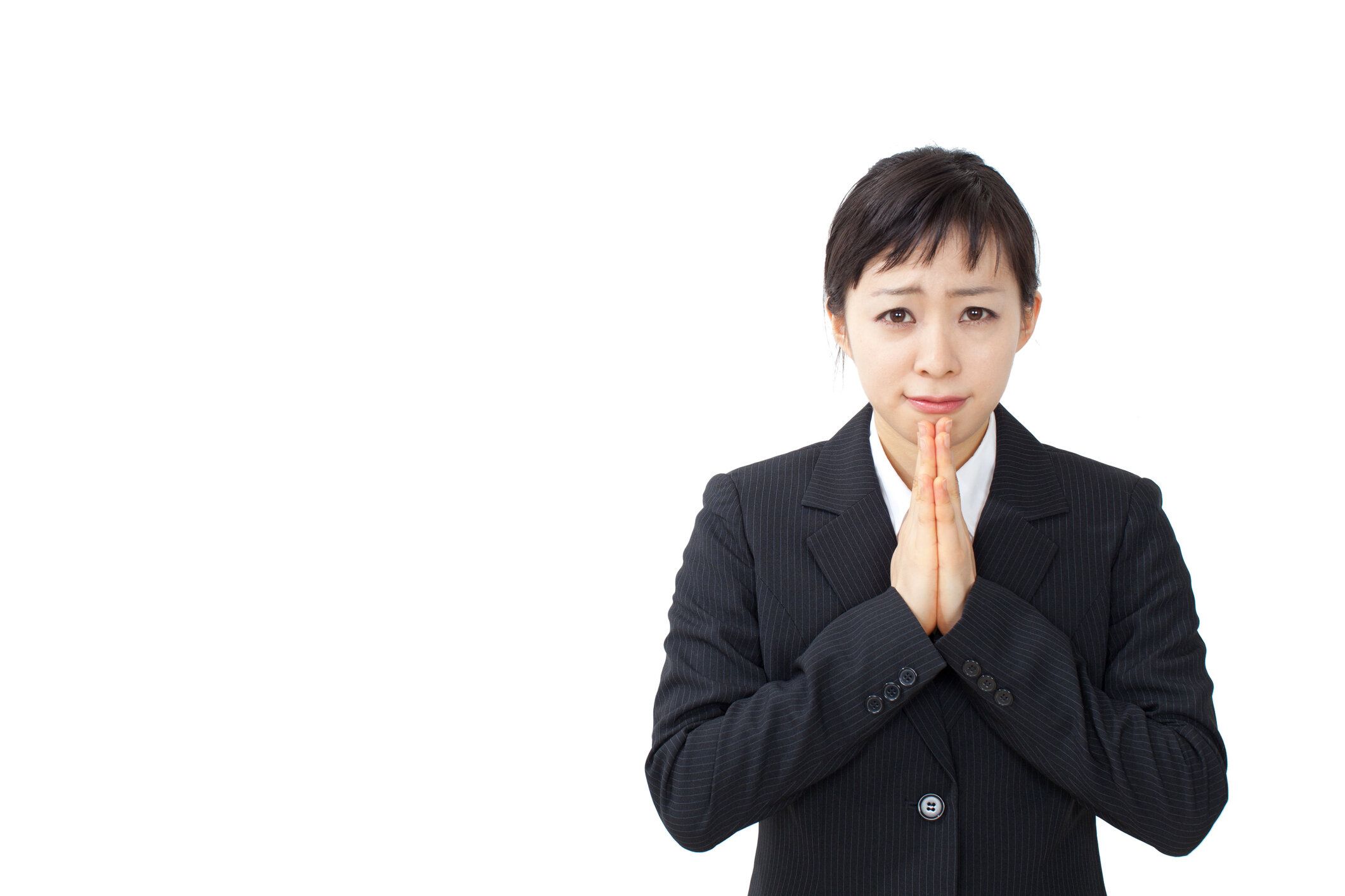 ジェスチャーをする日本のビジネスウーマン
