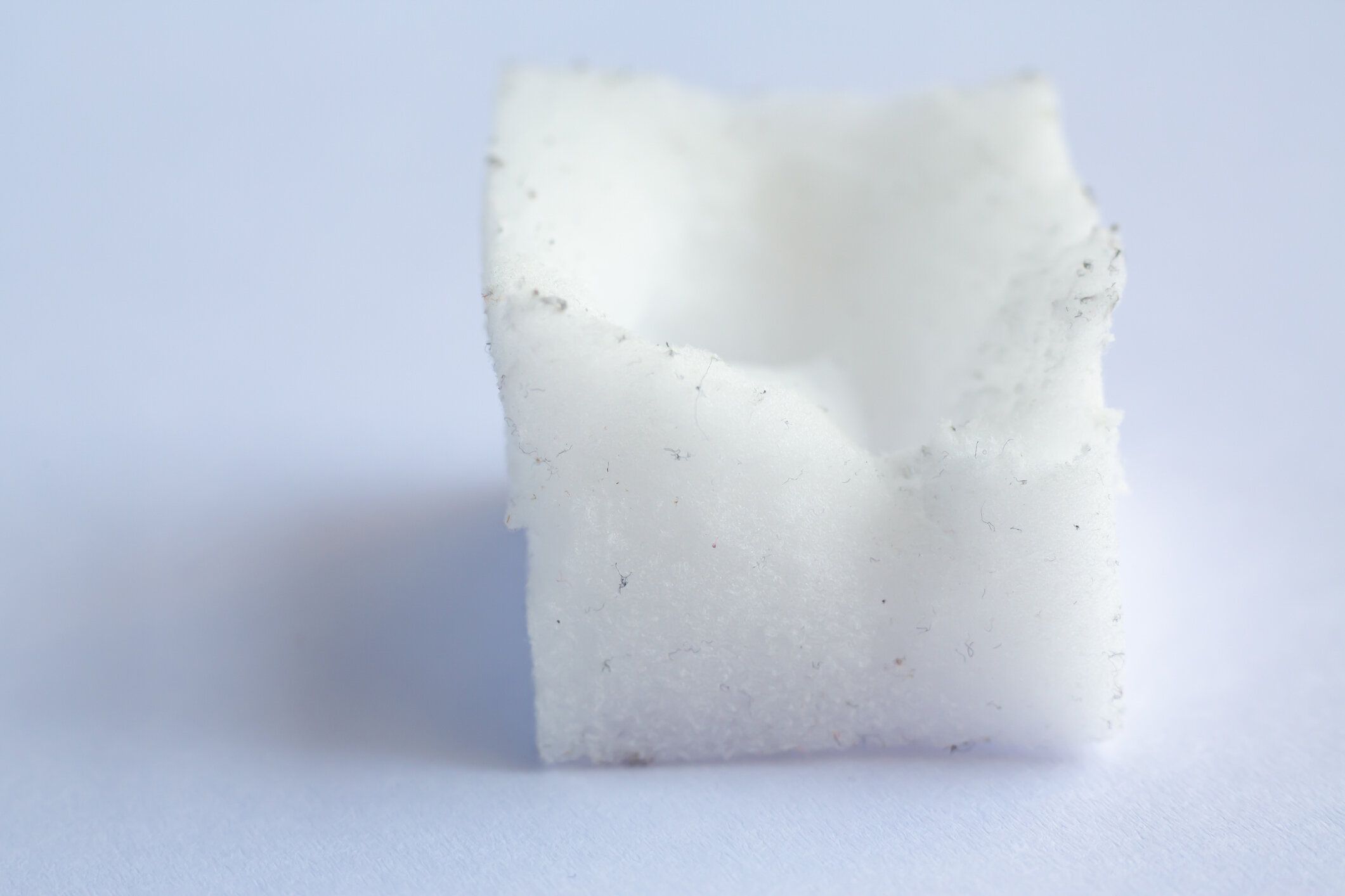 白い背景にメラミンスポンジやマジックナノスポンジ,クローズアップショット, 選択フォーカス, ハウスキーピングクリーンコンセプト