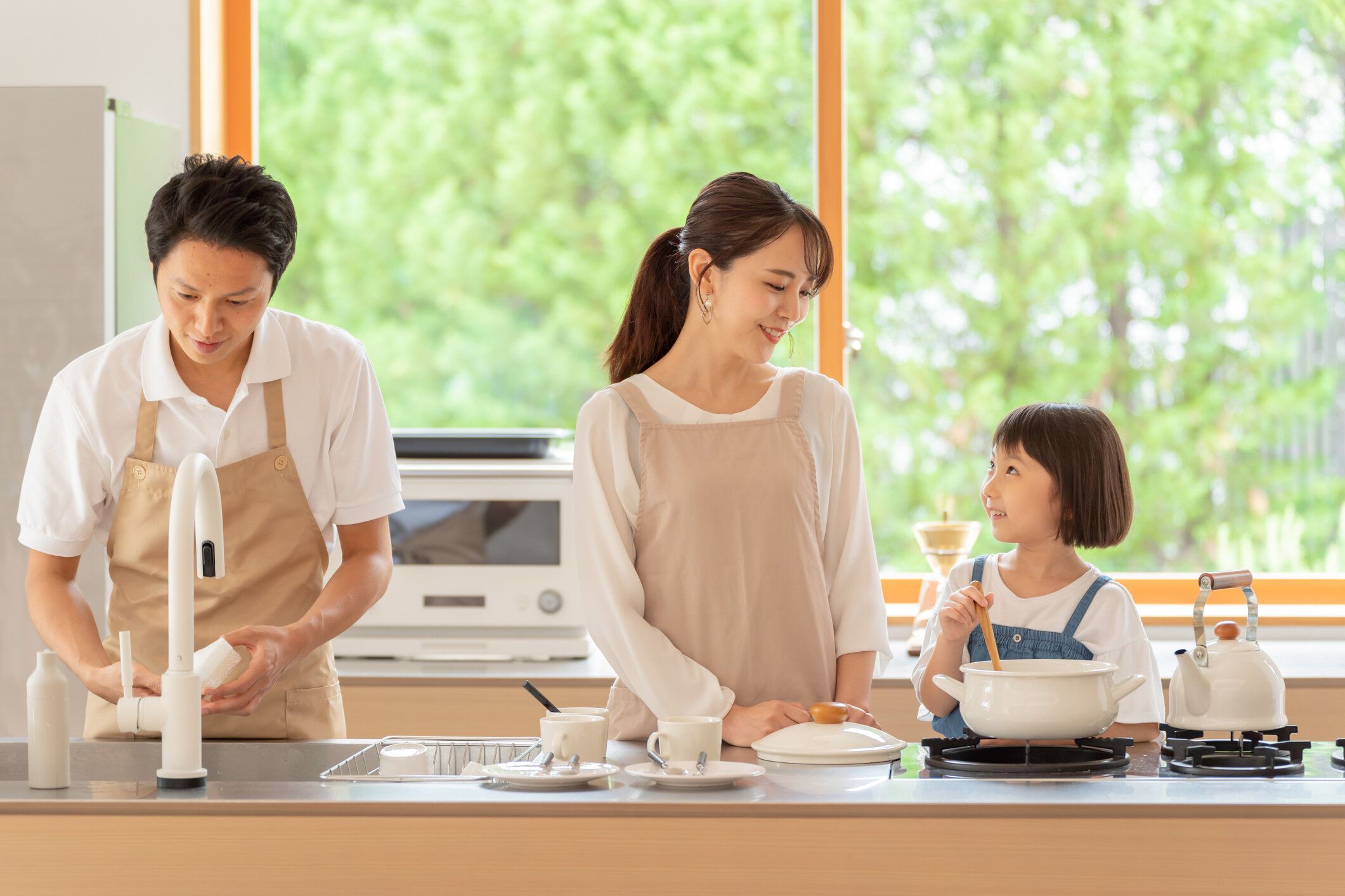 台所で若い日本の家族料理