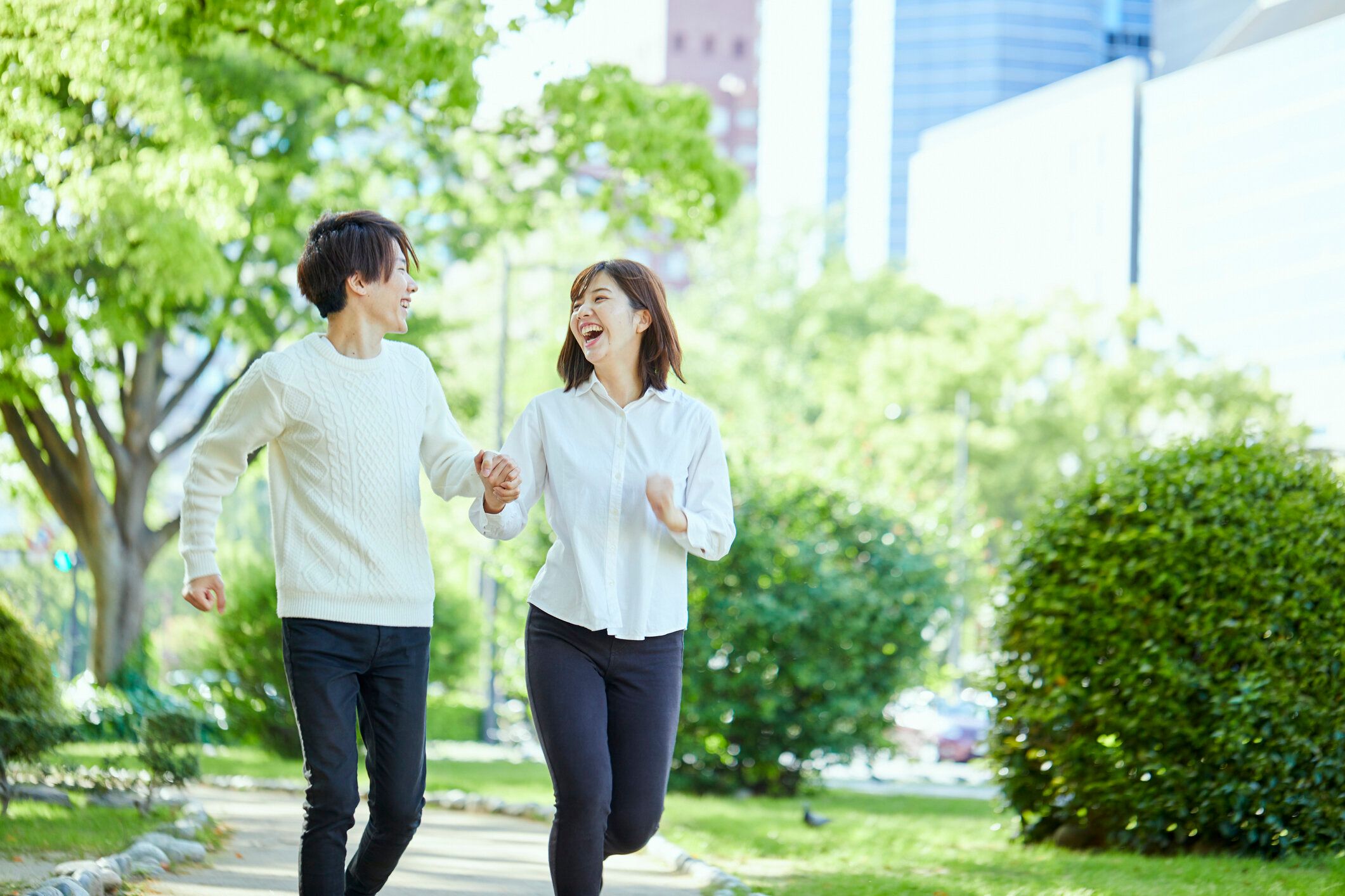 フレンドリーなさわやかな若いカップル