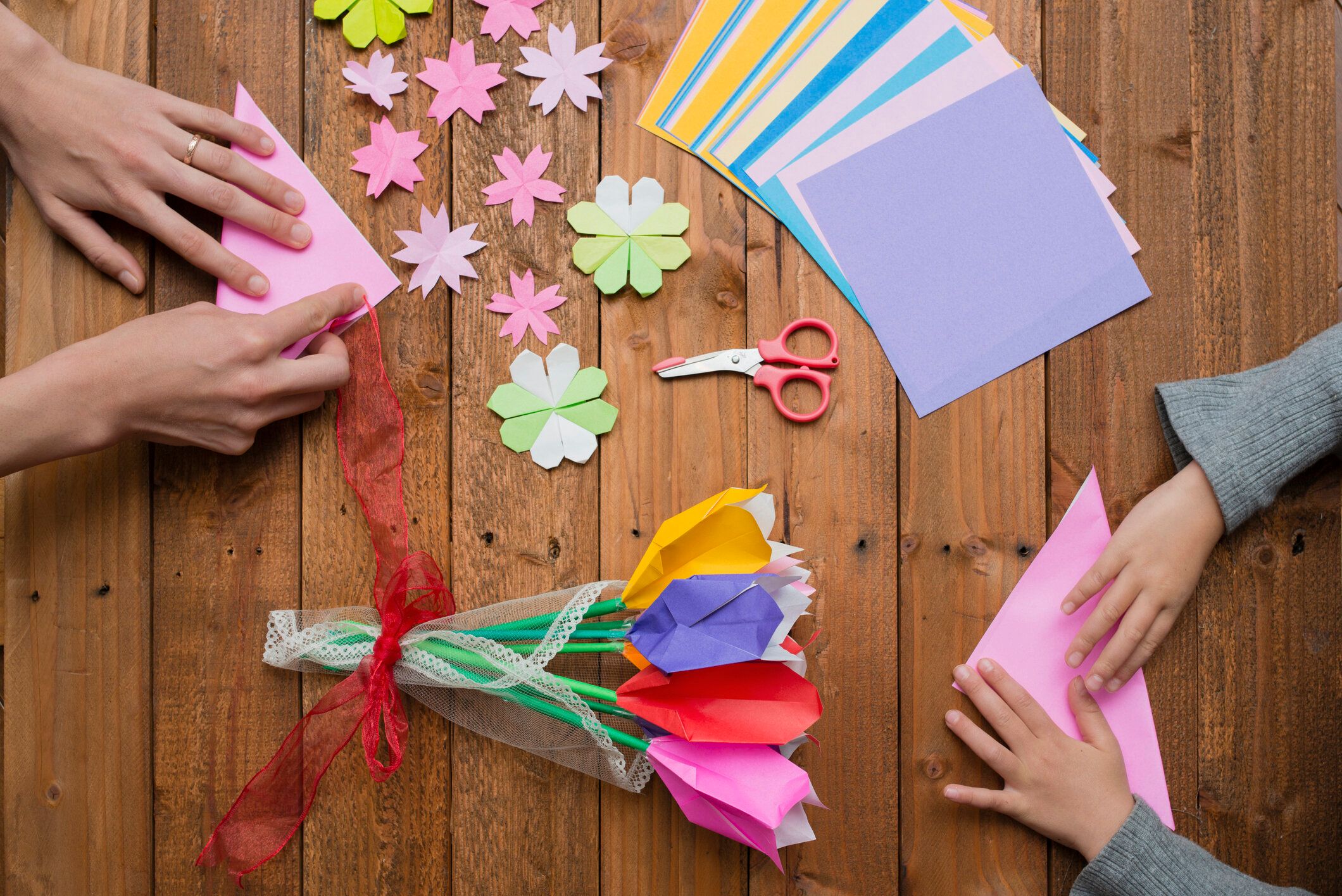 折り紙で遊んで親と子の手