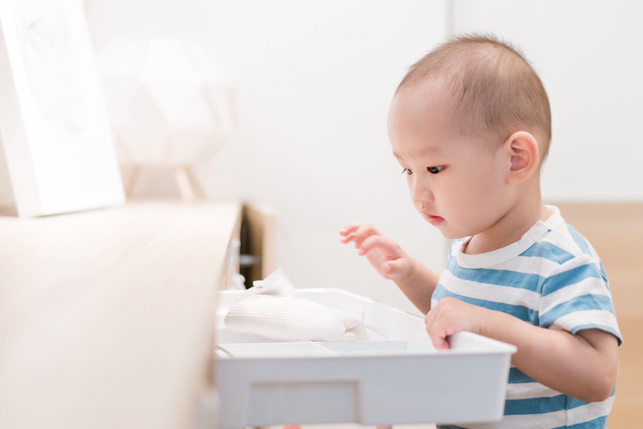 1歳半の男の子が部屋で遊んでいる