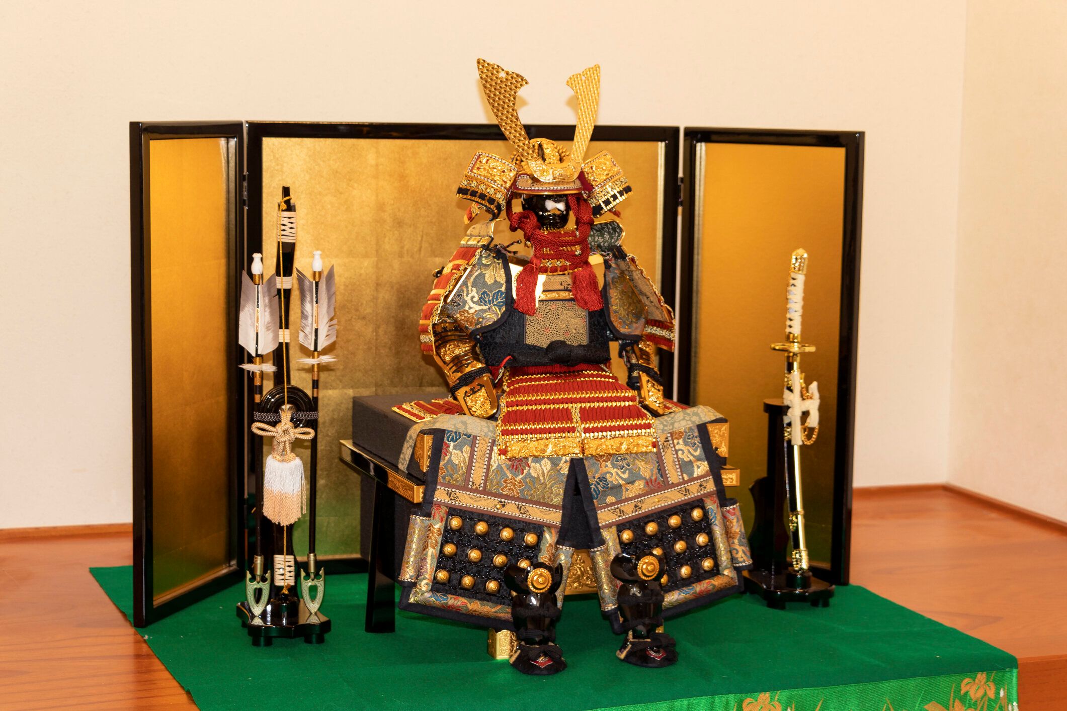 ボーイズメイフェスティバルで鎧とヘルメットを身に着けた日本の戦士人形