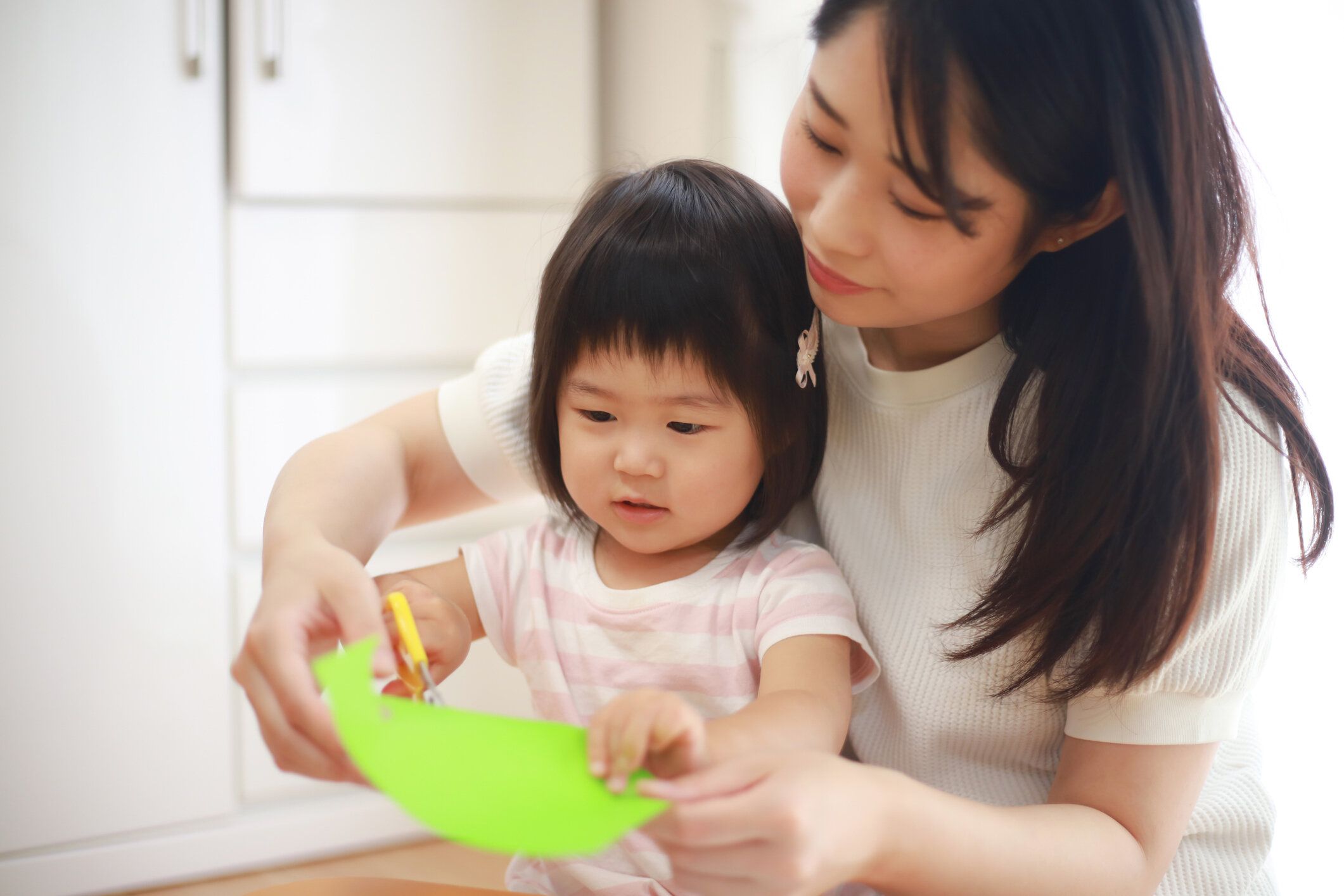 仕事をする親子