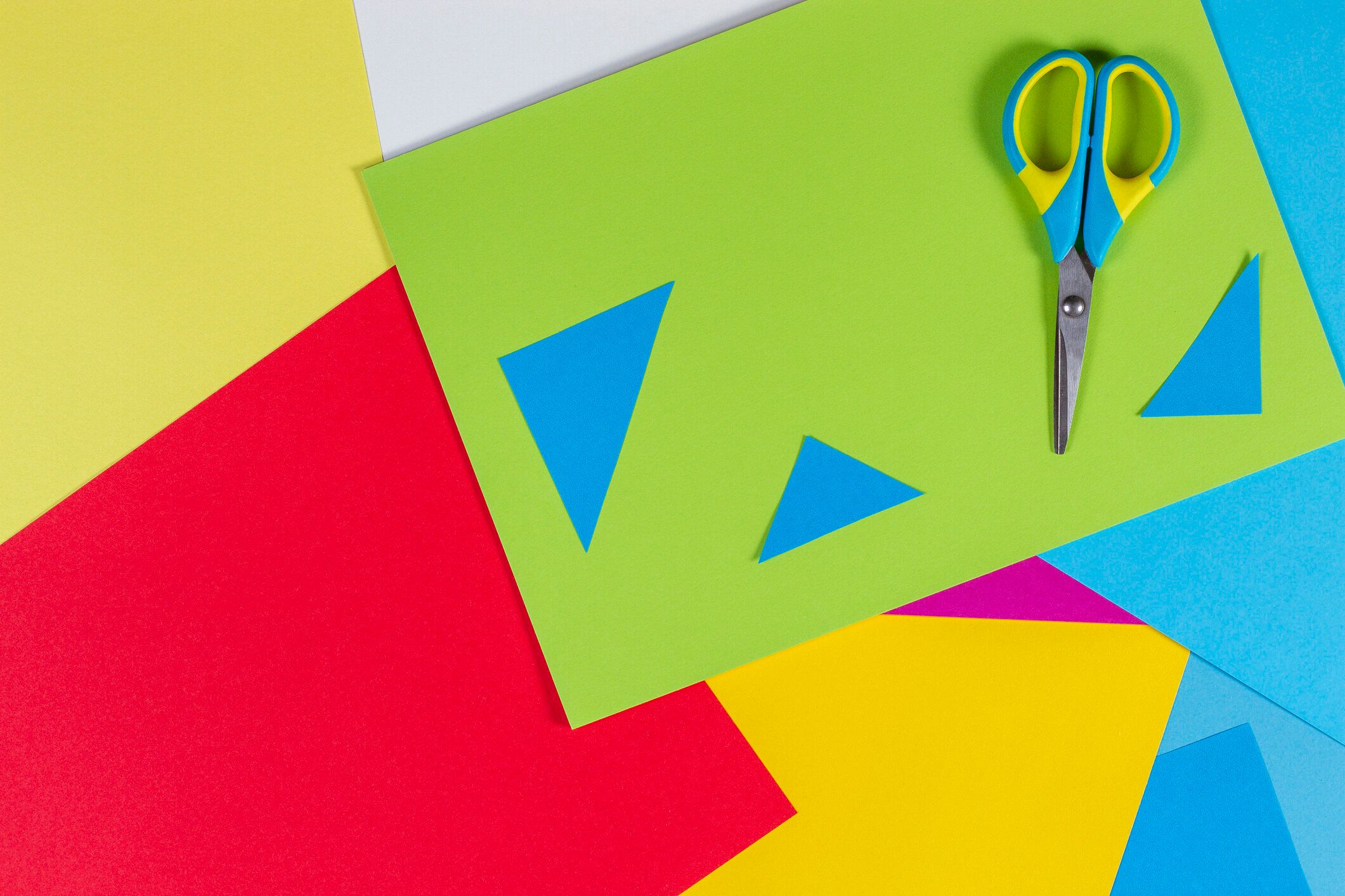 カラフルなはさみと色紙の平面図です。アートとクラフトの紙アップリケ背景の子供たち