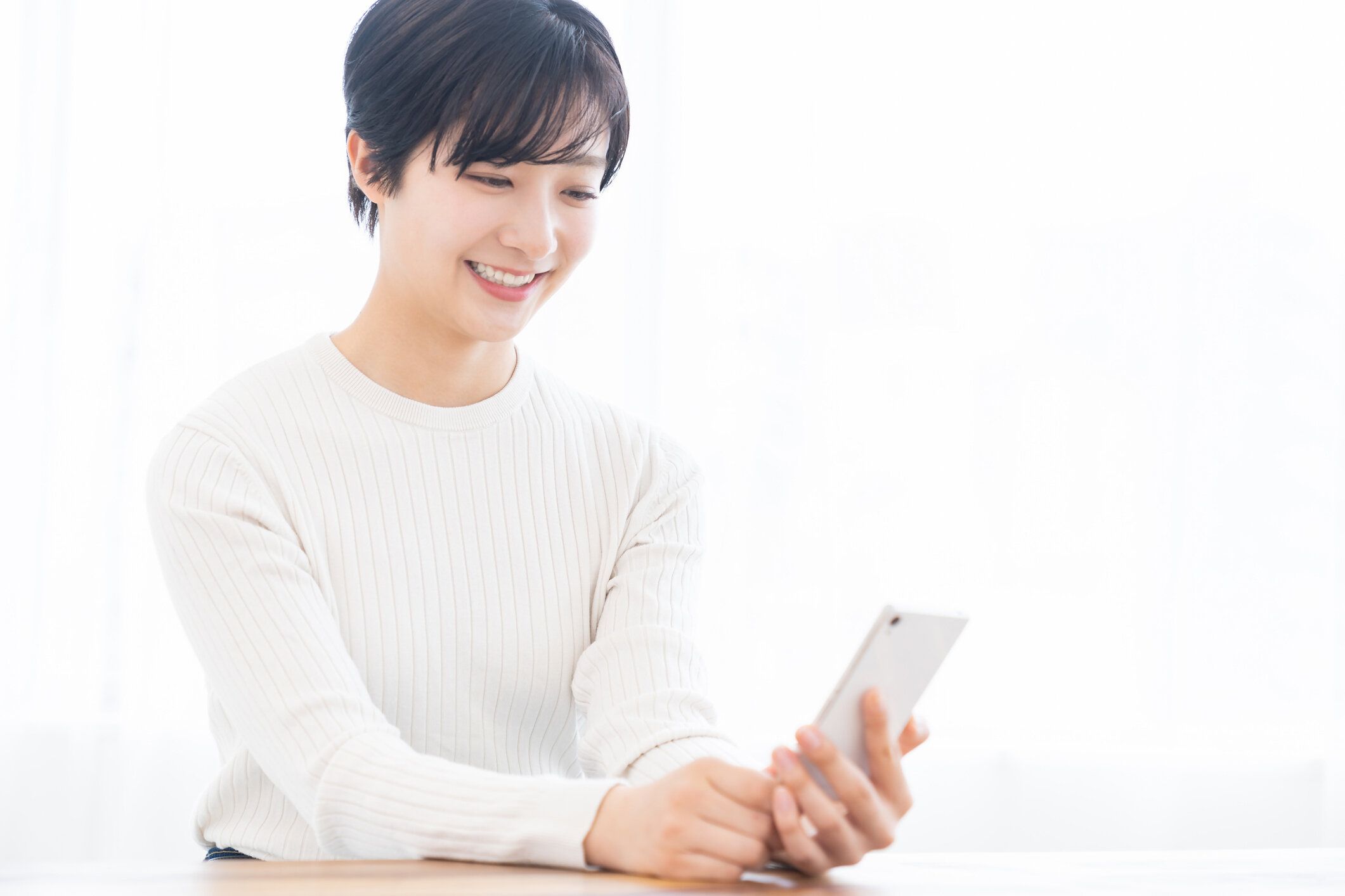 スマートフォンを見る魅力的なアジアの女性