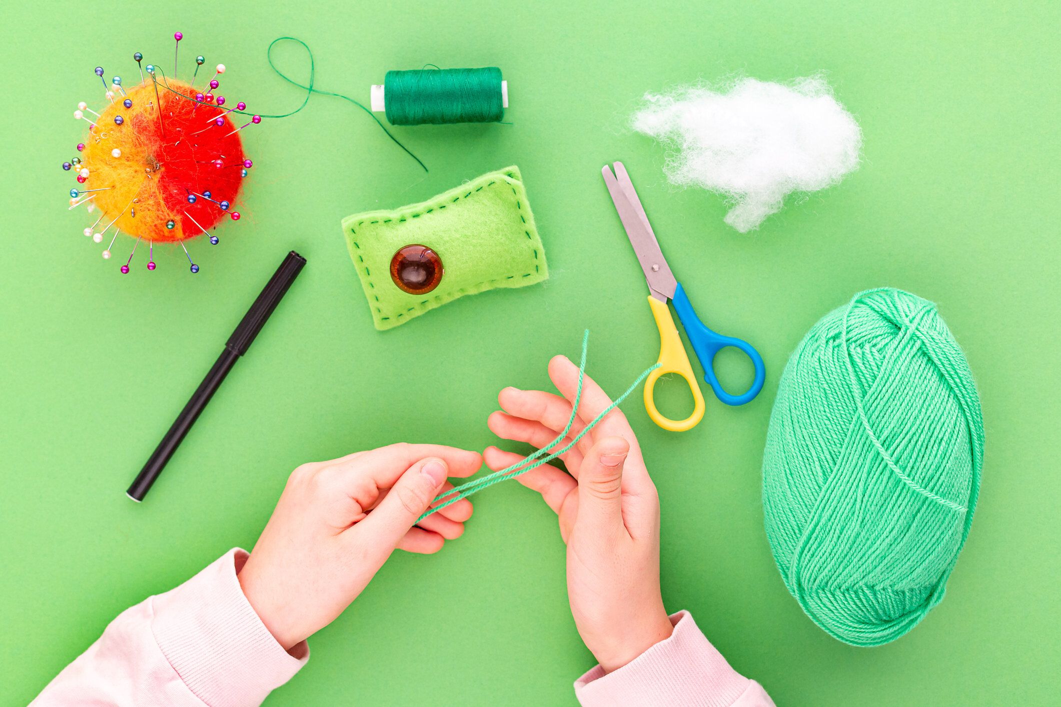 指示ステップバイステップ、ステップ7。フェルトからおもちゃを縫うプロセス