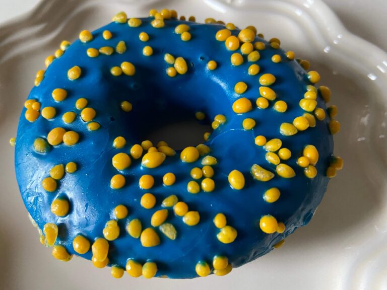 【衝撃】IKEAカラーの青いドーナツをおそるおそる食べてみた！