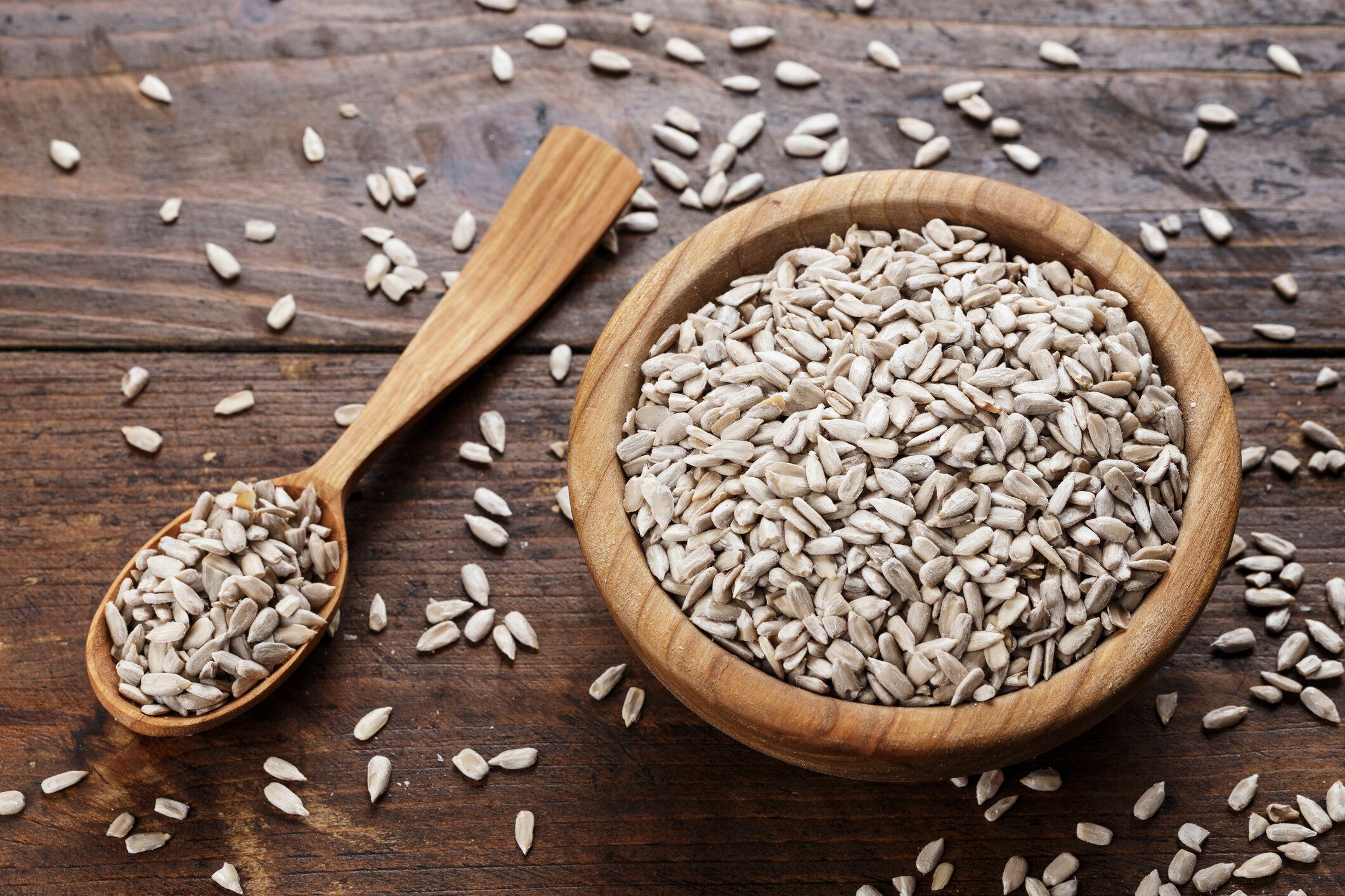 板の木製の背景にヒマワリの種を皮をむいた。