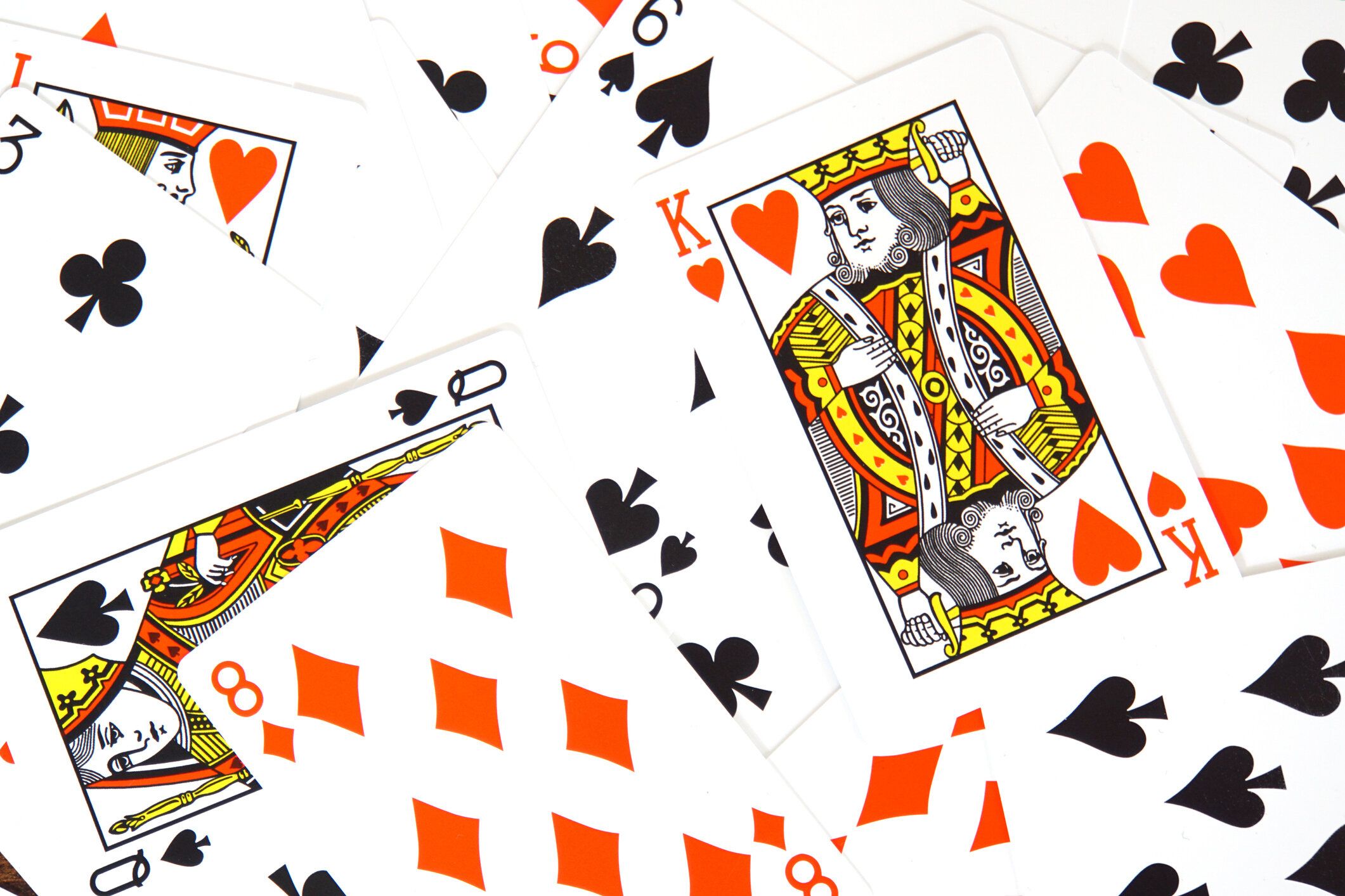 散らばったトランプがたくさん。