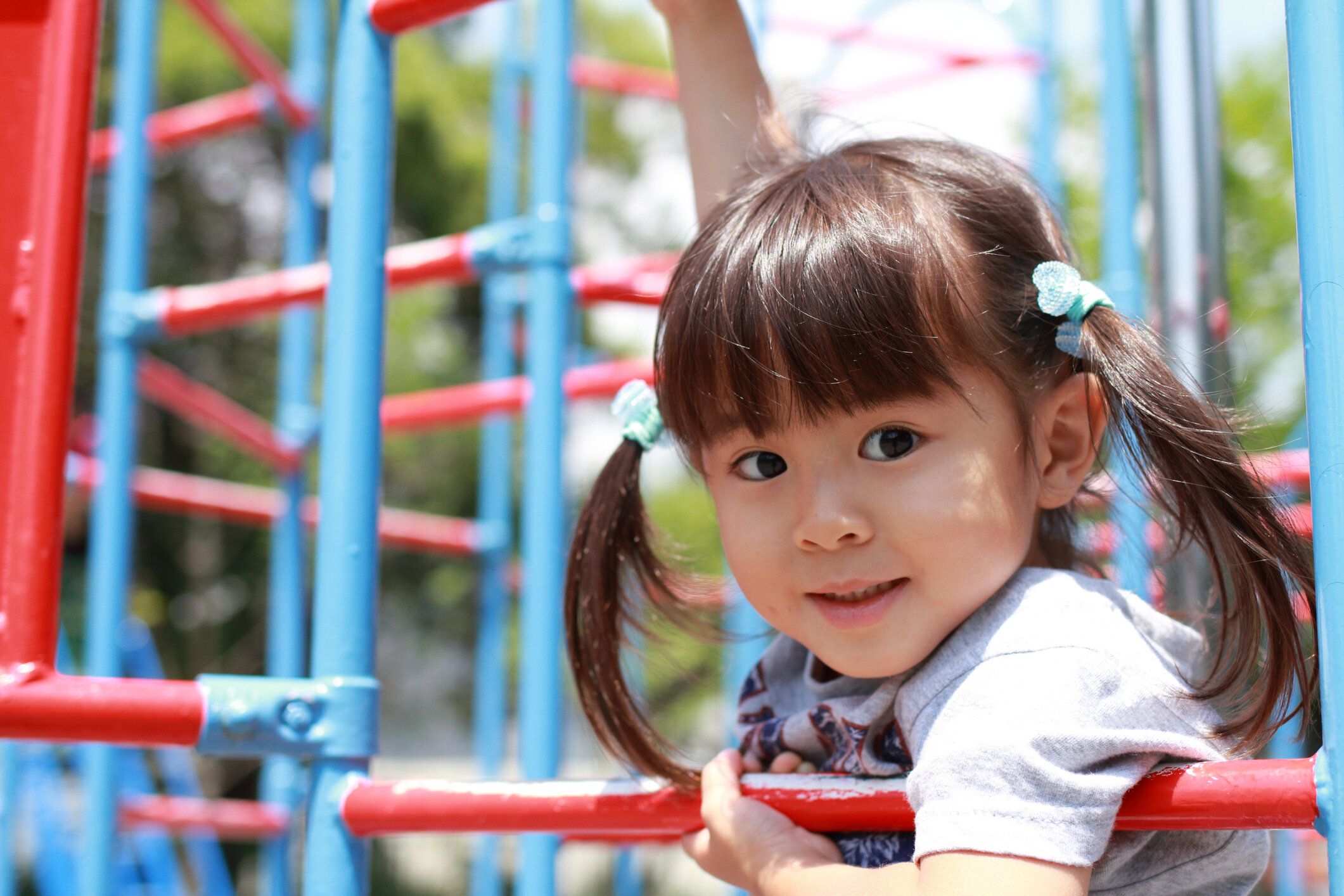 ジャングルジム (3 歳) の日本人の女の子