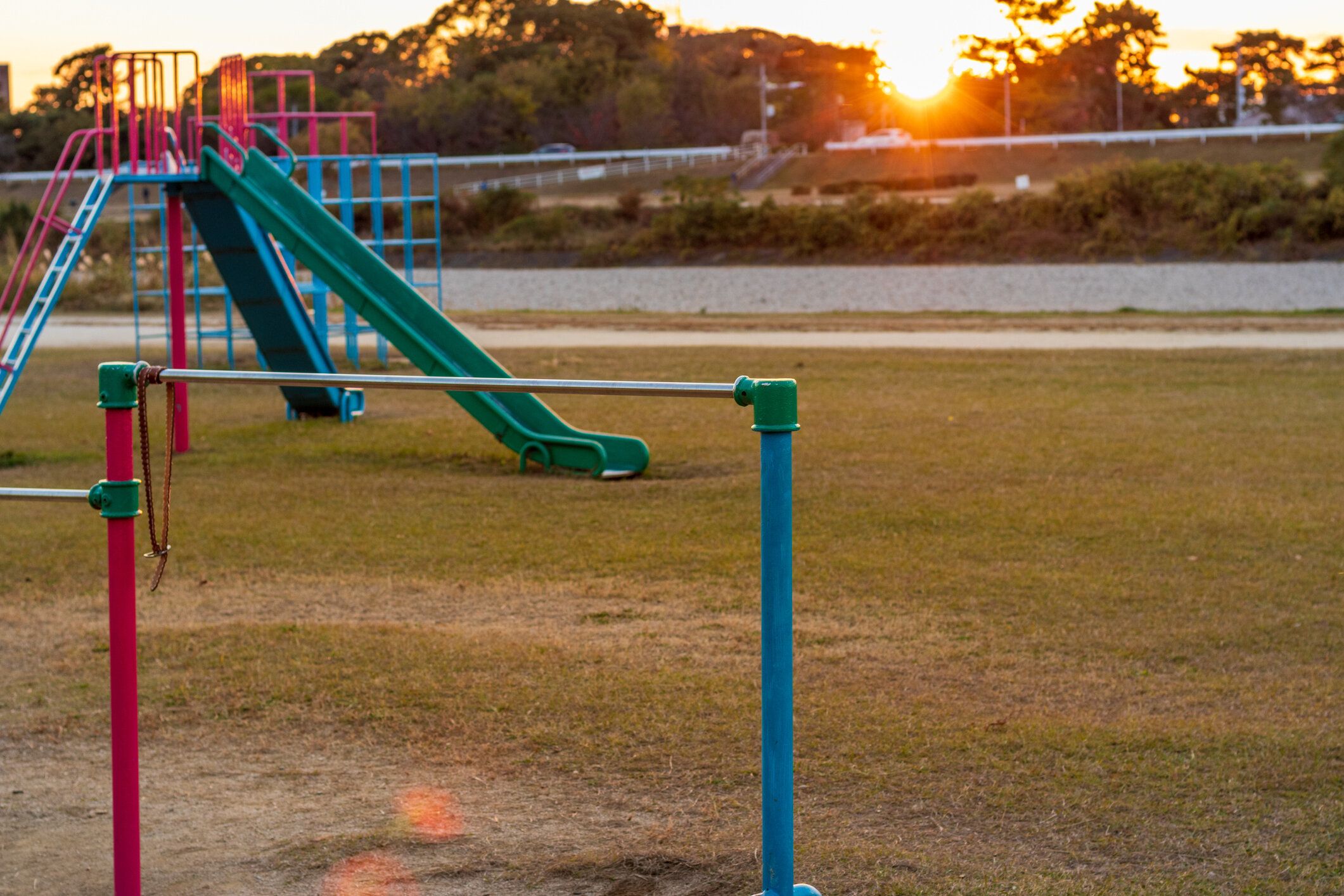 誰もいない夕暮れ時の遊び場