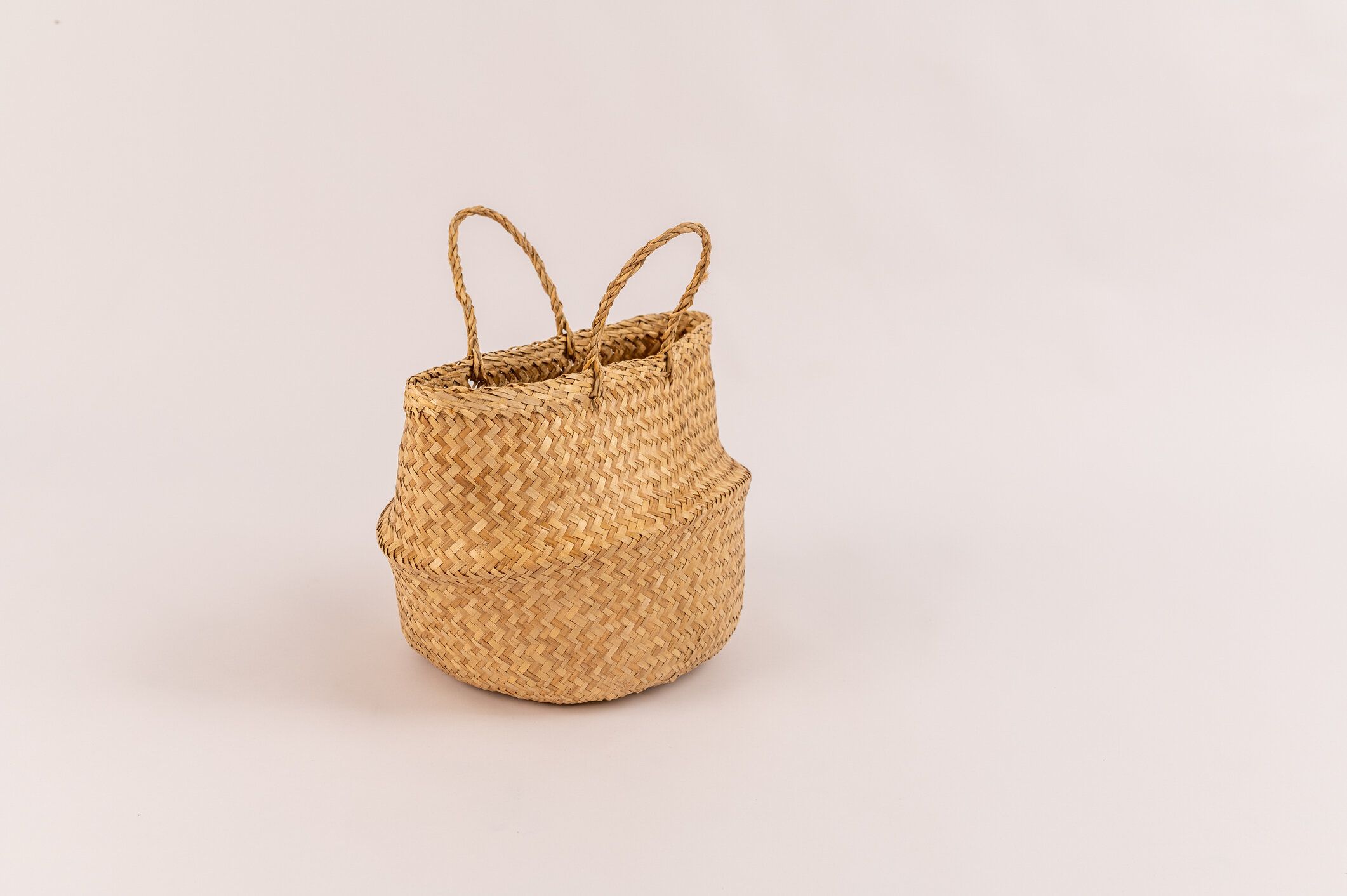 白い背景にエコバッグバスケット