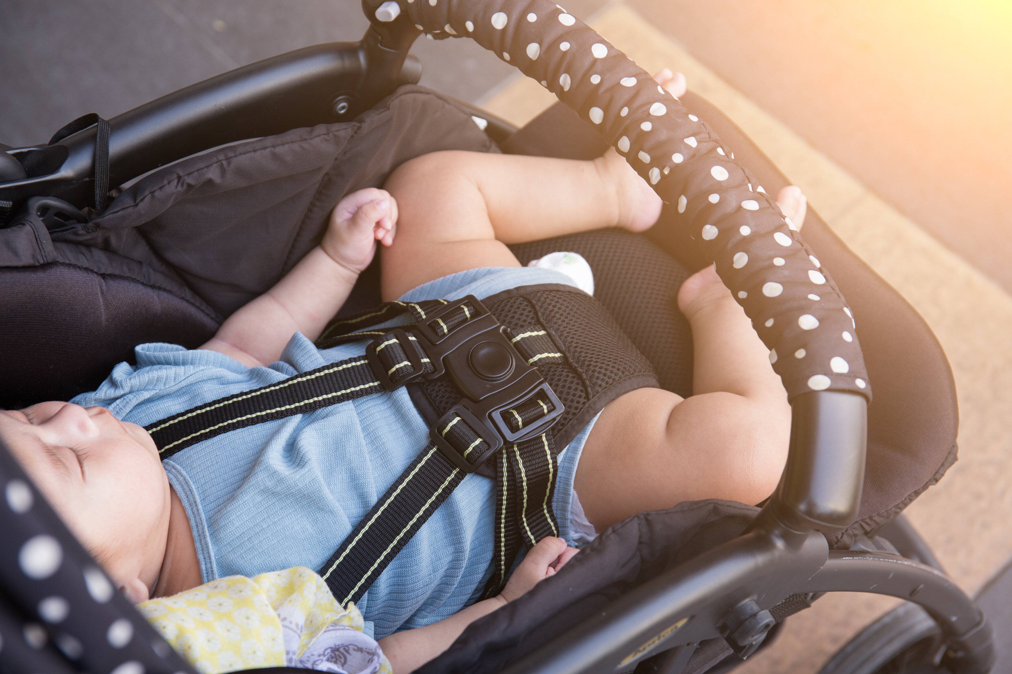 ベビーカーに描いたアジアの赤ちゃんの肖像