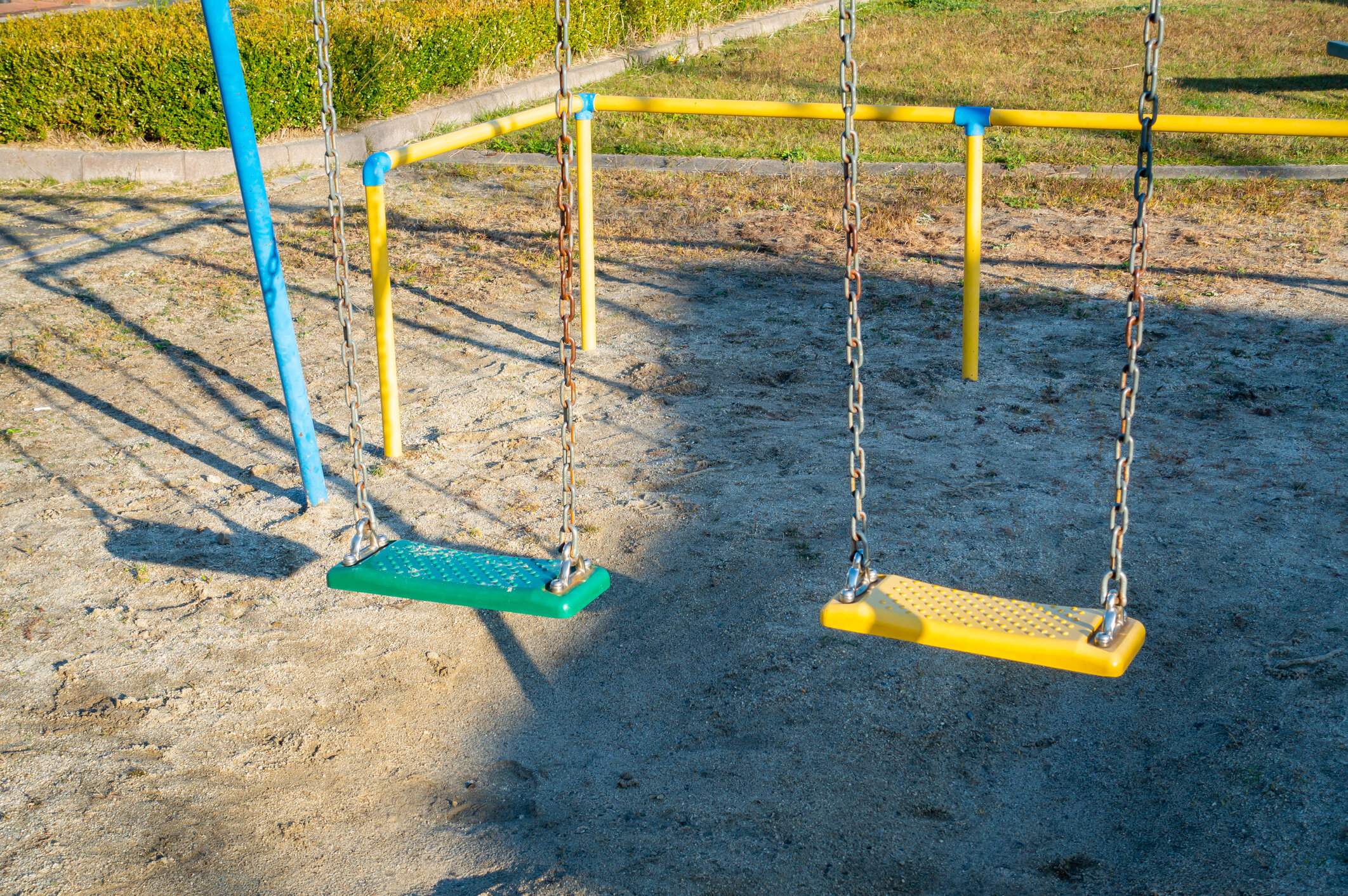 公園内の古いスイングの写真