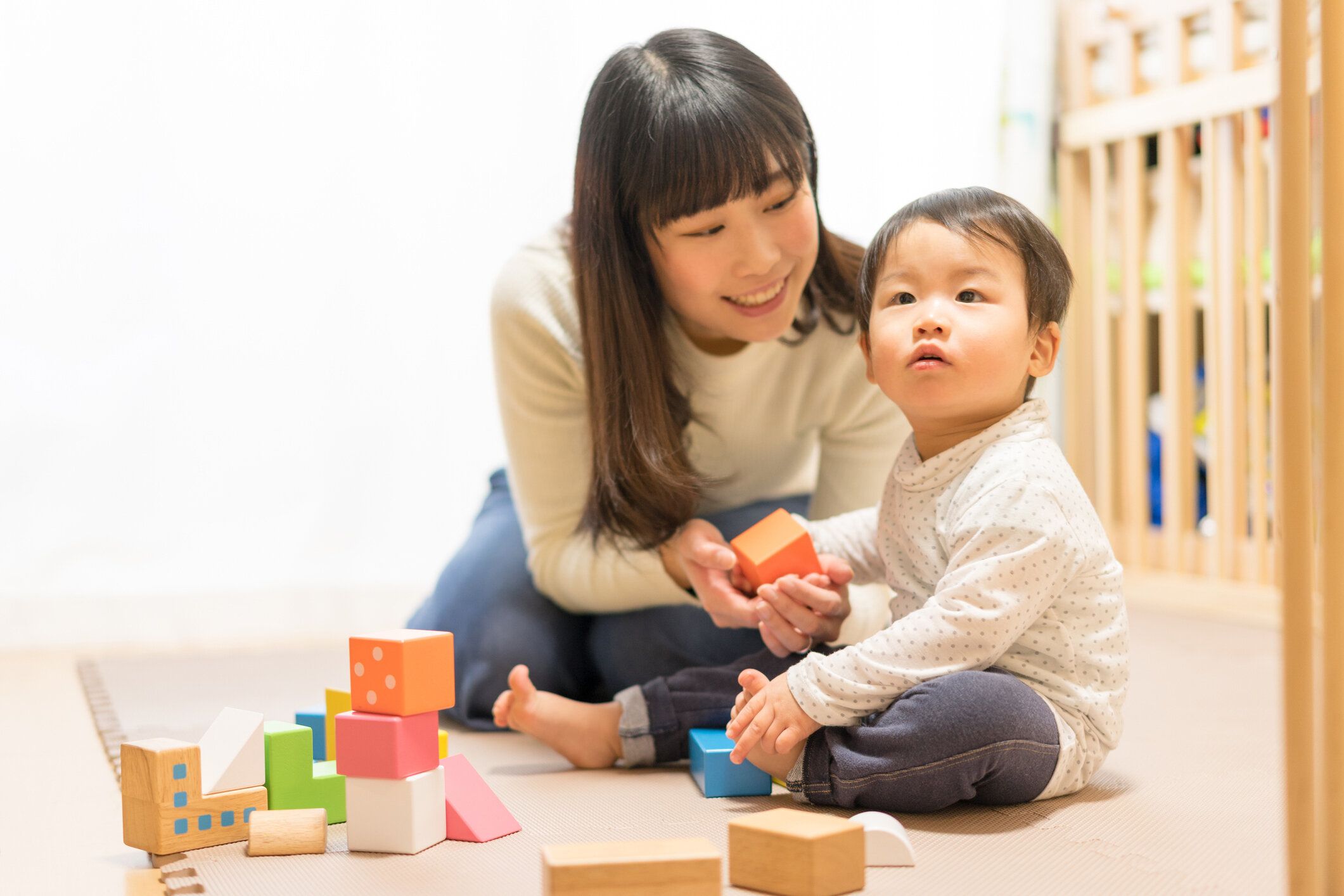 ビルディングブロックで遊ぶ子供