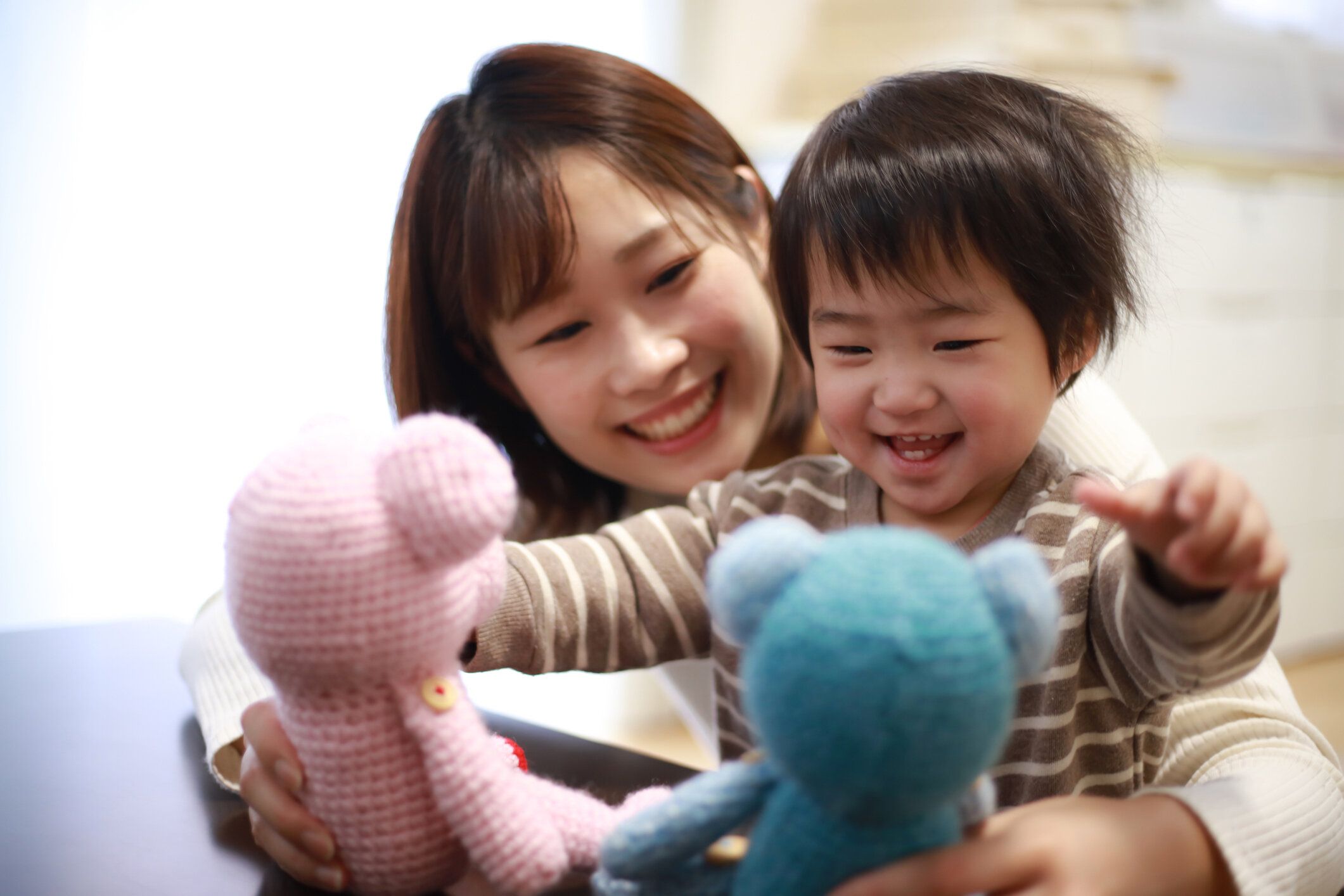 ぬいぐるみで遊ぶ親子