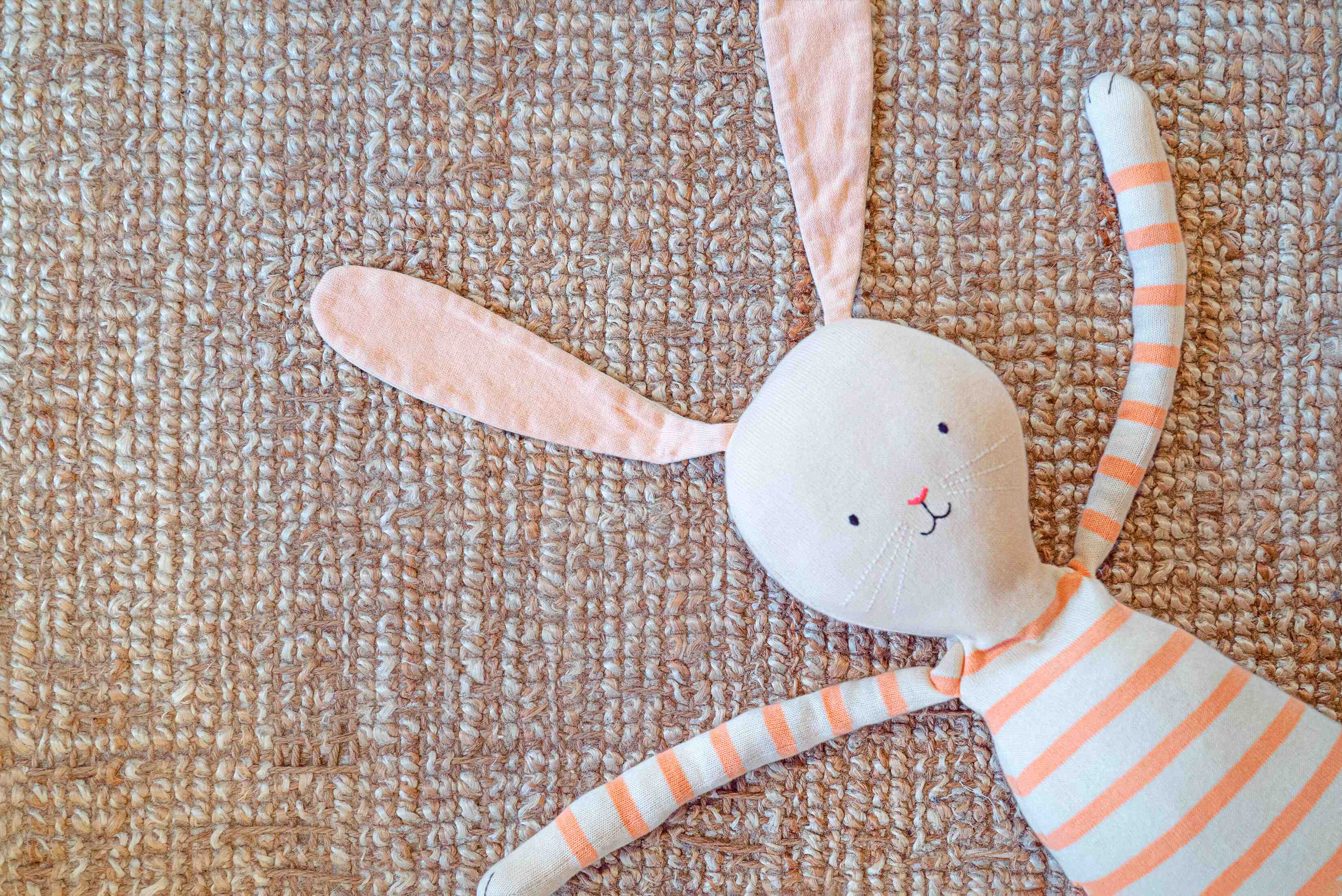 長い耳の上の眺めとおもちゃのさぎ