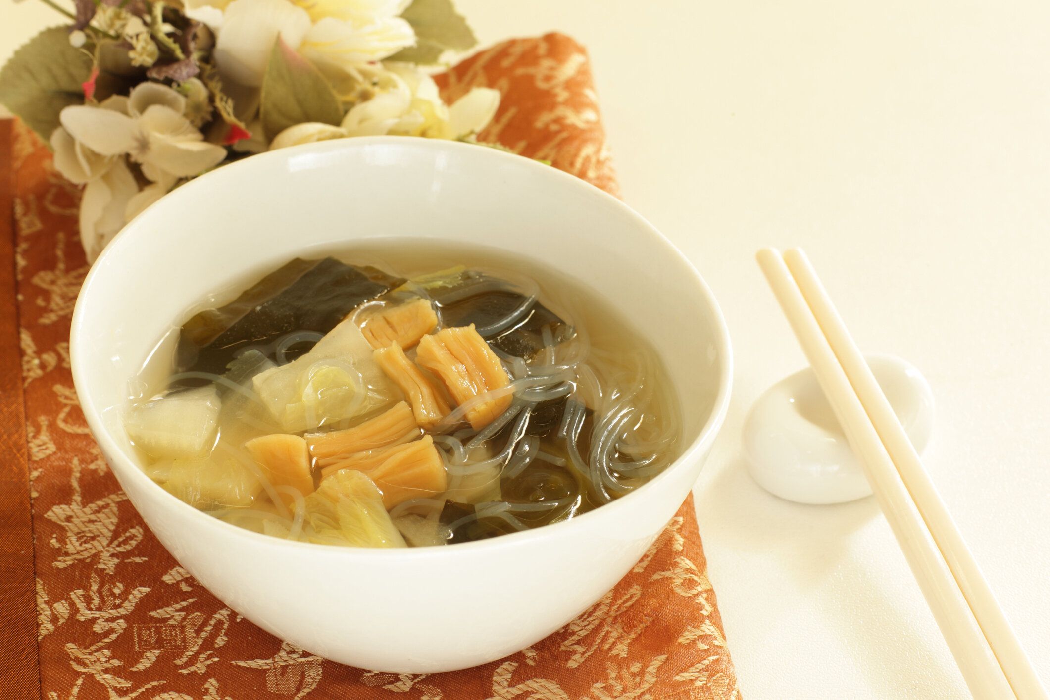 中華料理、干しホタテ、ワカメ海藻スープ