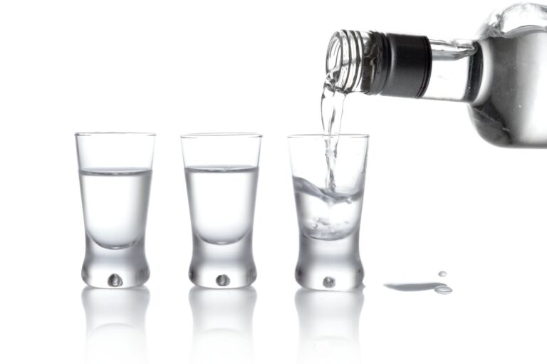 気になる「ウォッカ」のカロリーや炭水化物量とは？飲む際に押さえるべきポイントを紹介
